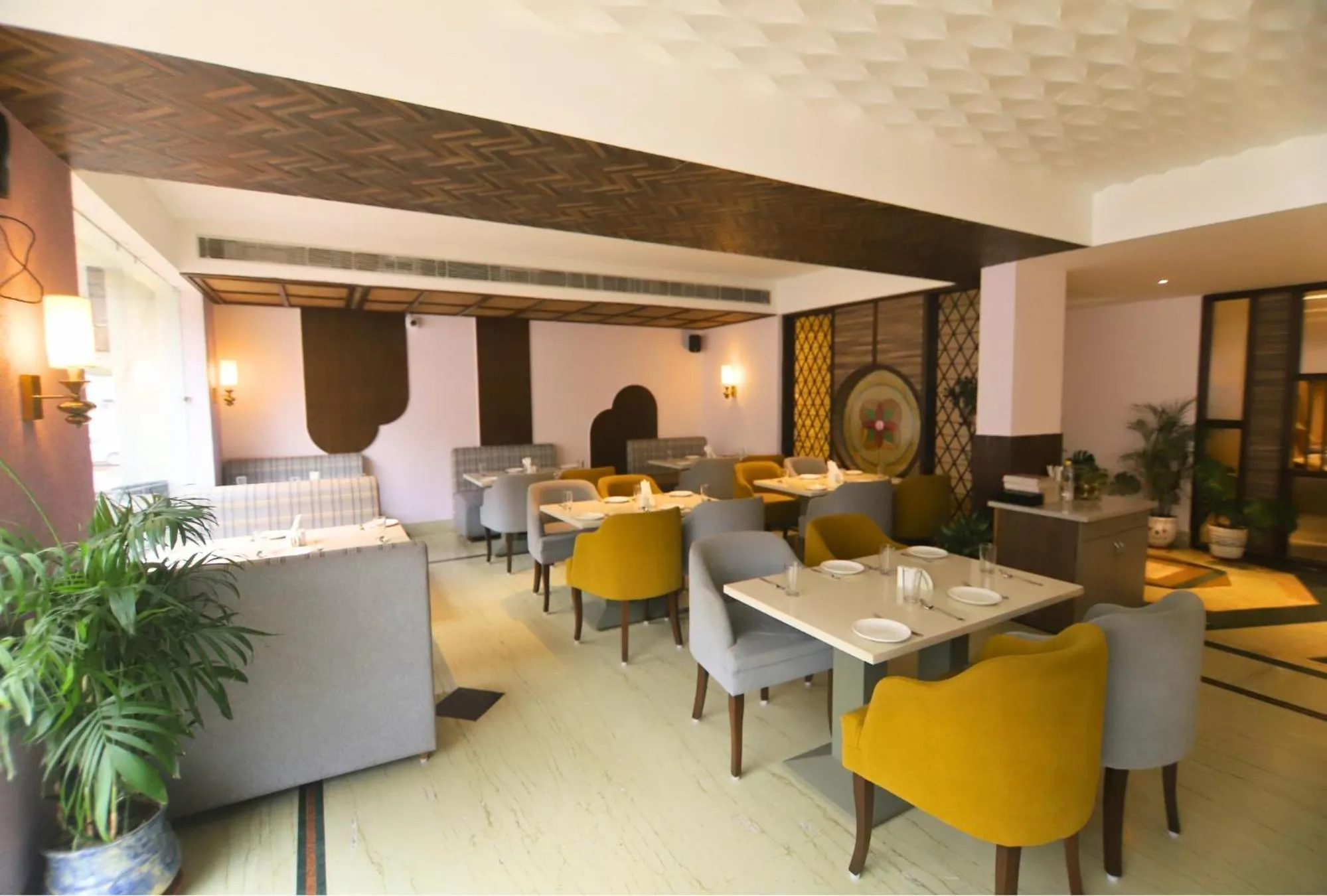 Restaurant/places to eat in Hotel Vasundhara Palace