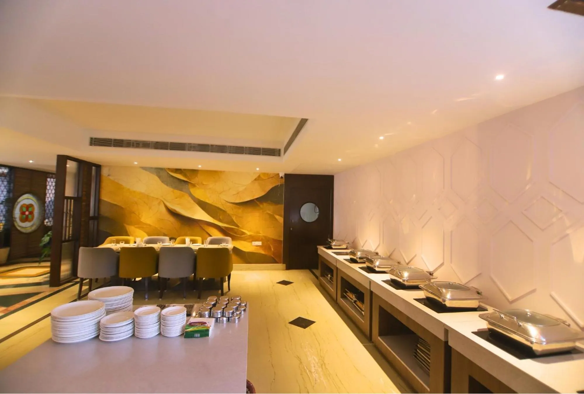 Restaurant/places to eat in Hotel Vasundhara Palace