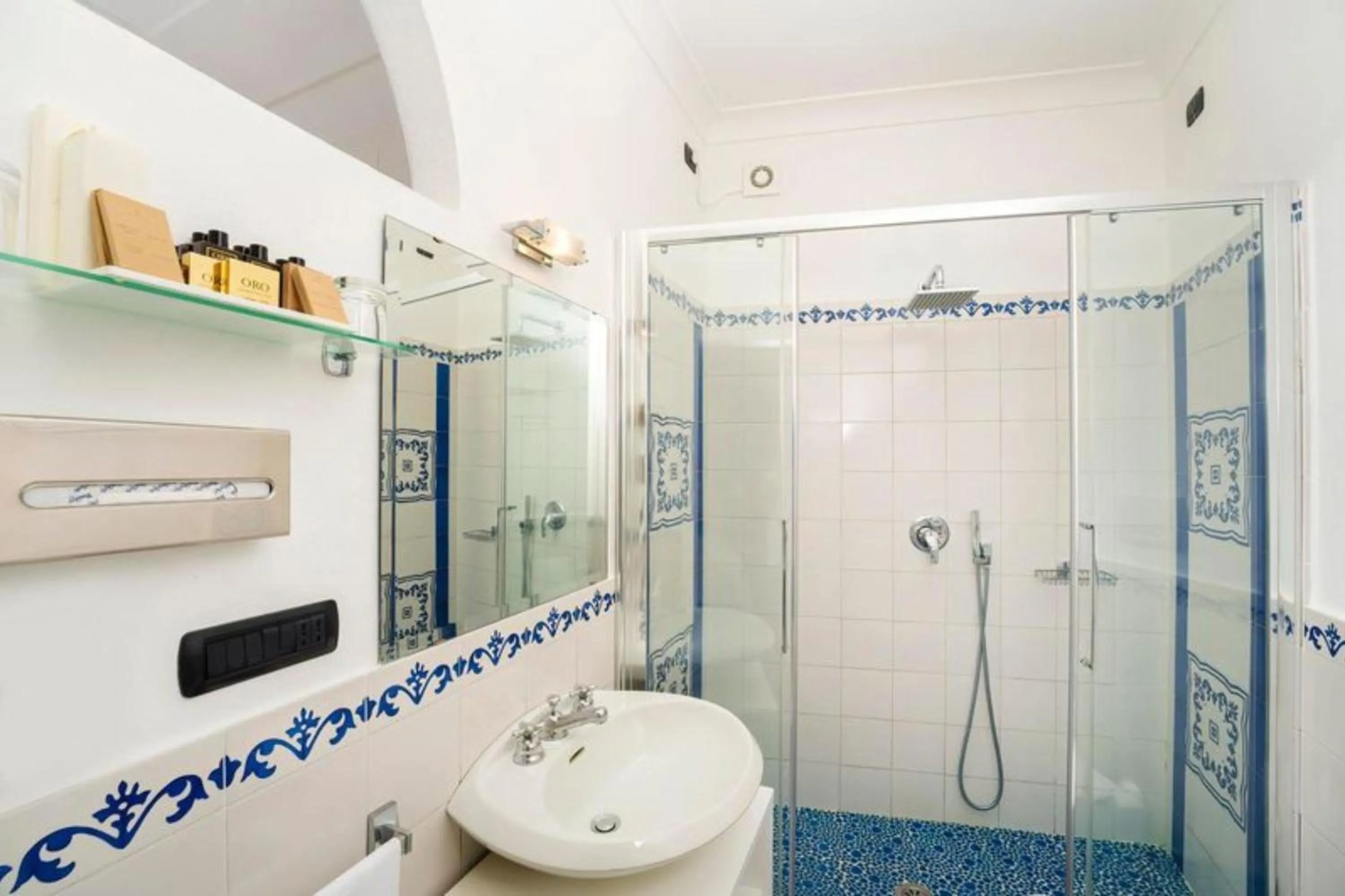 Shower in Hotel Le Agavi