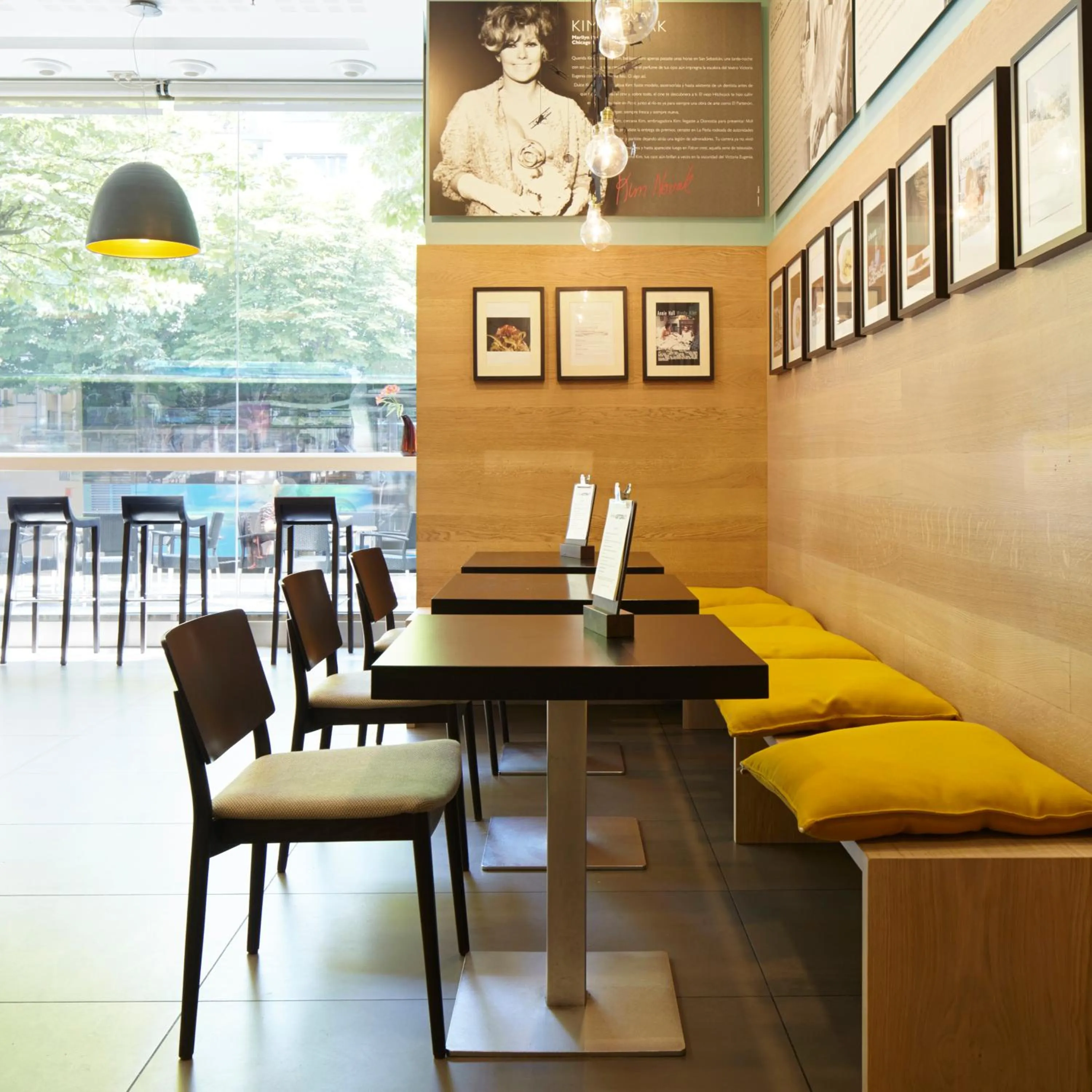 Restaurant/places to eat in Hotel Zinema7