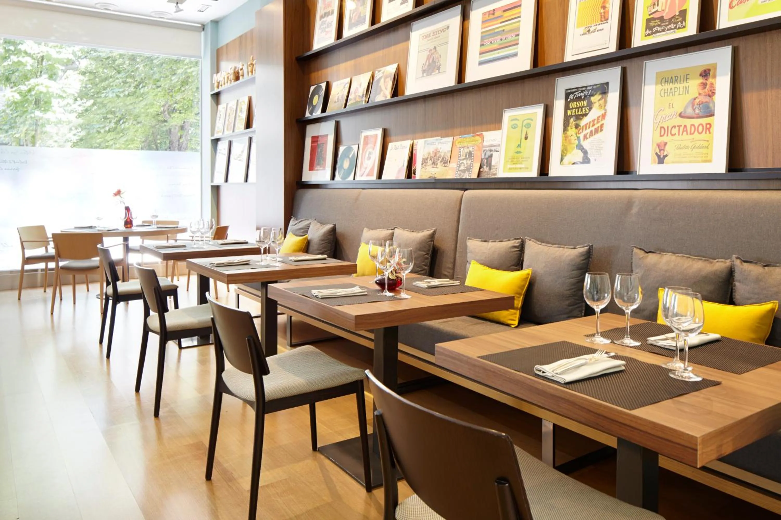 Restaurant/places to eat in Hotel Zinema7