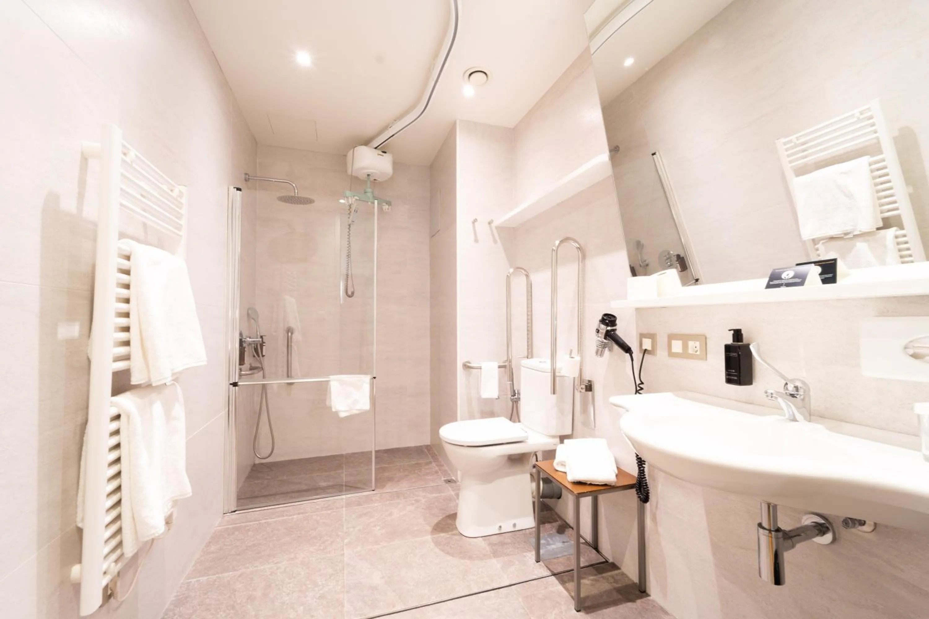 Toilet in Hotel Zinema7