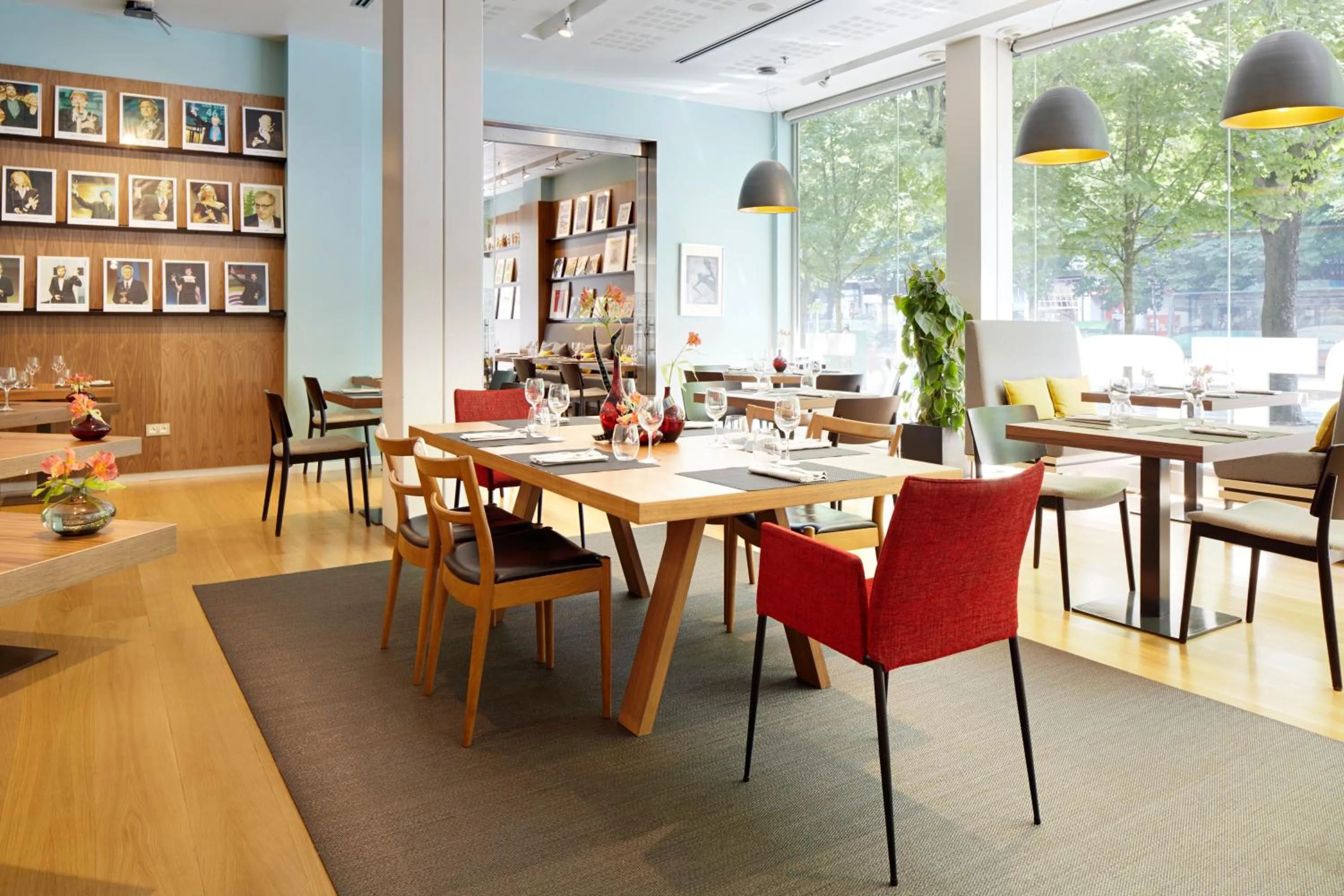 Restaurant/places to eat in Hotel Zinema7