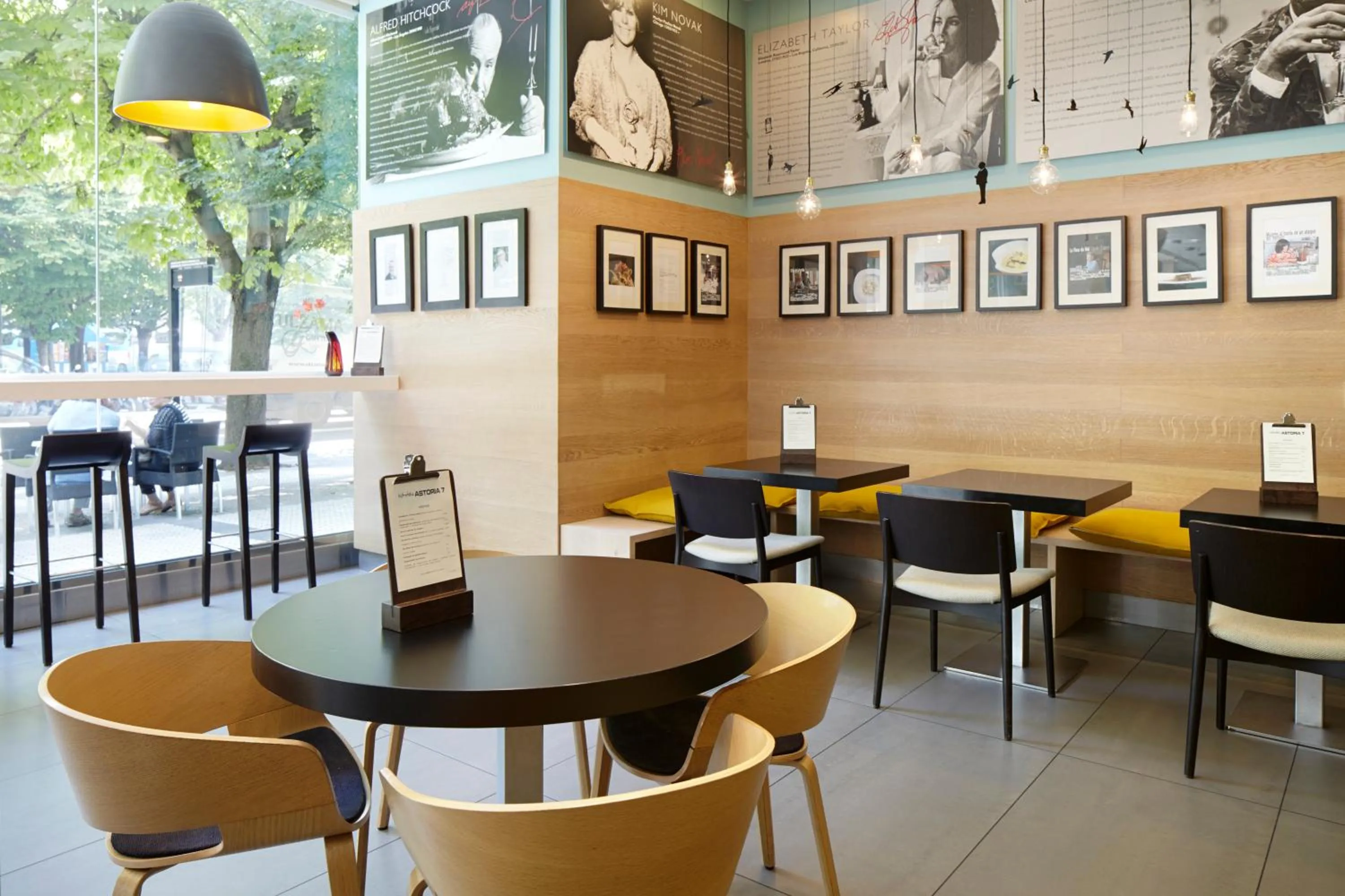 Restaurant/places to eat in Hotel Zinema7