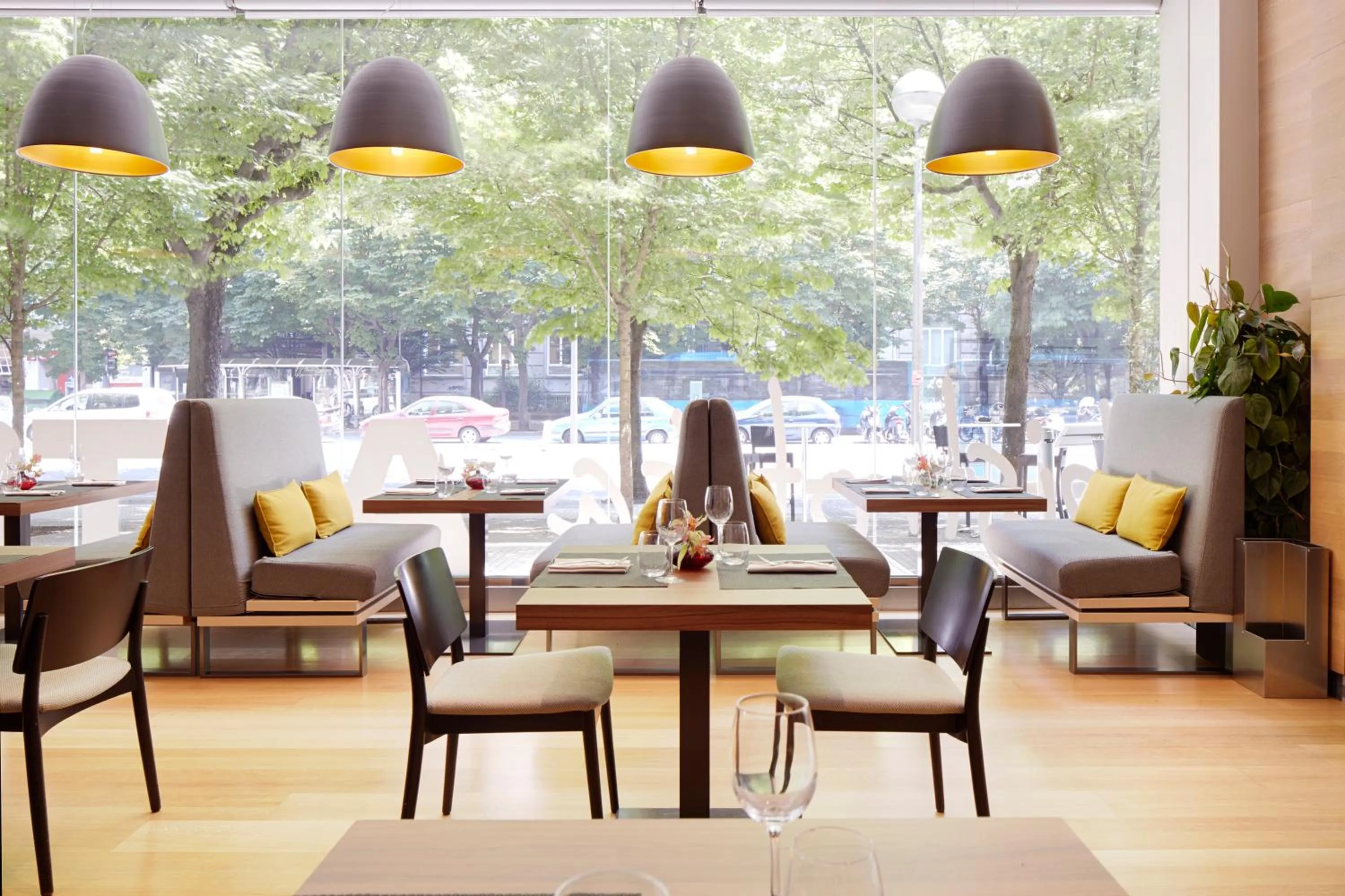 Restaurant/places to eat in Hotel Zinema7