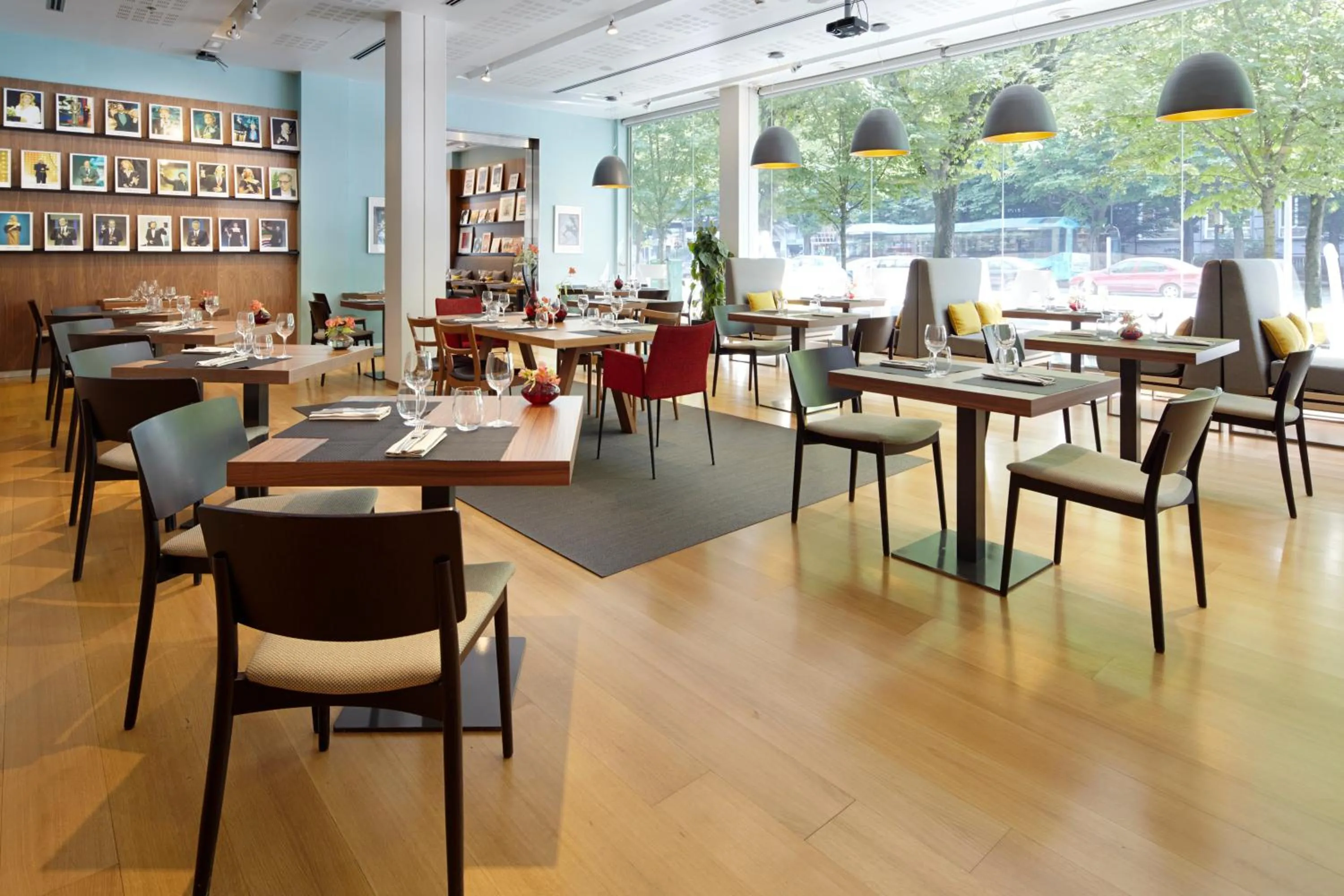 Restaurant/places to eat in Hotel Zinema7