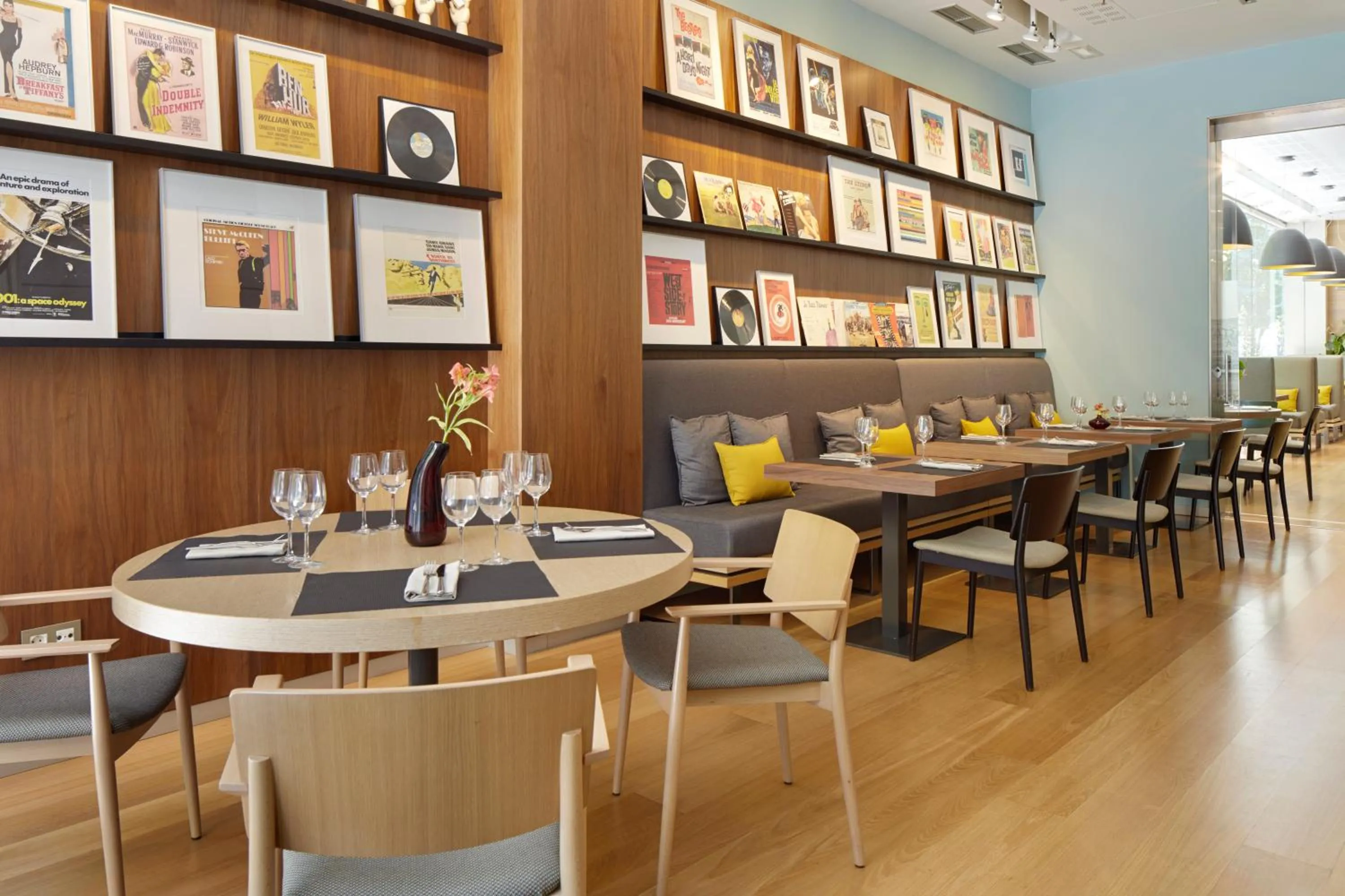 Restaurant/places to eat in Hotel Zinema7