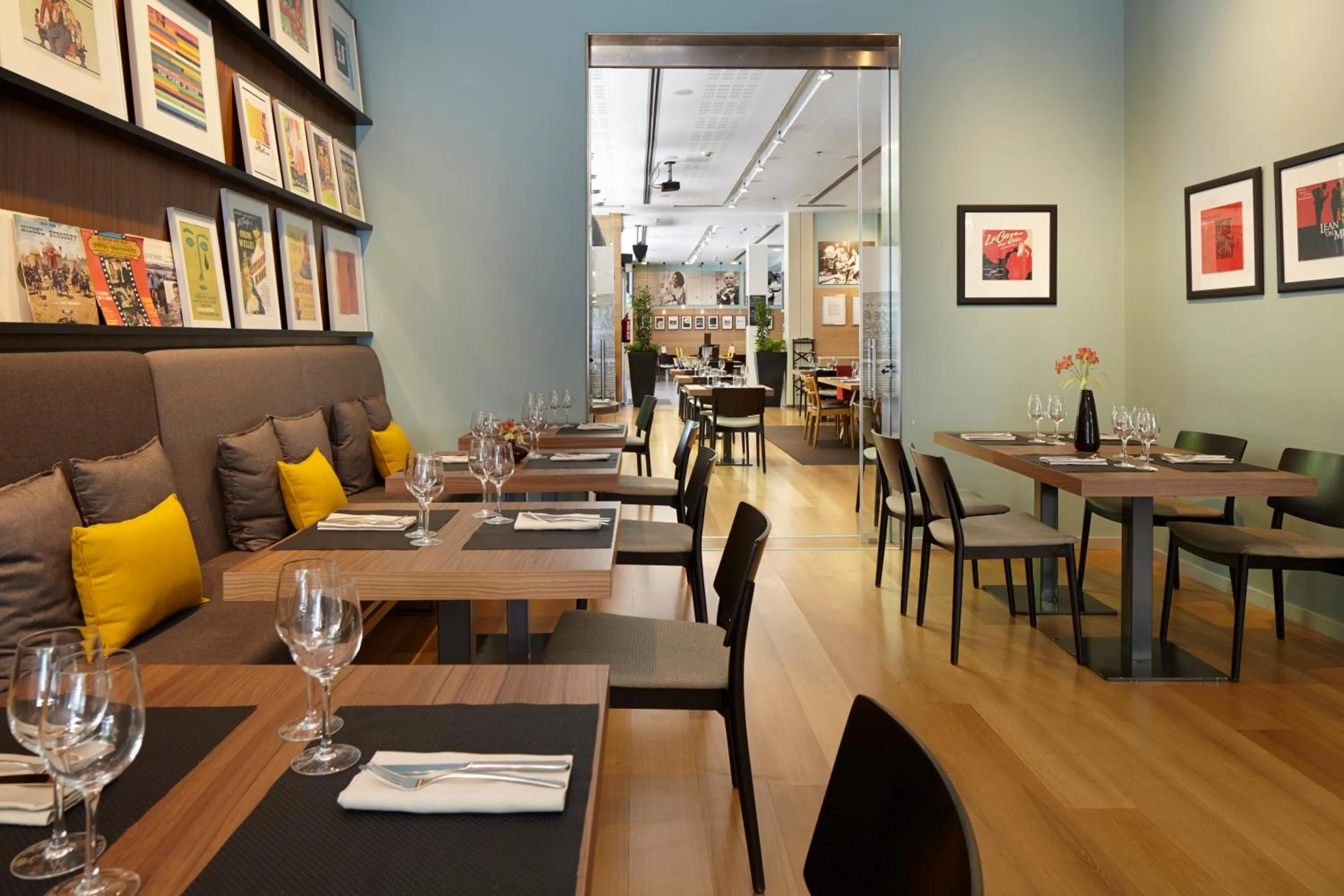 Restaurant/places to eat in Hotel Zinema7