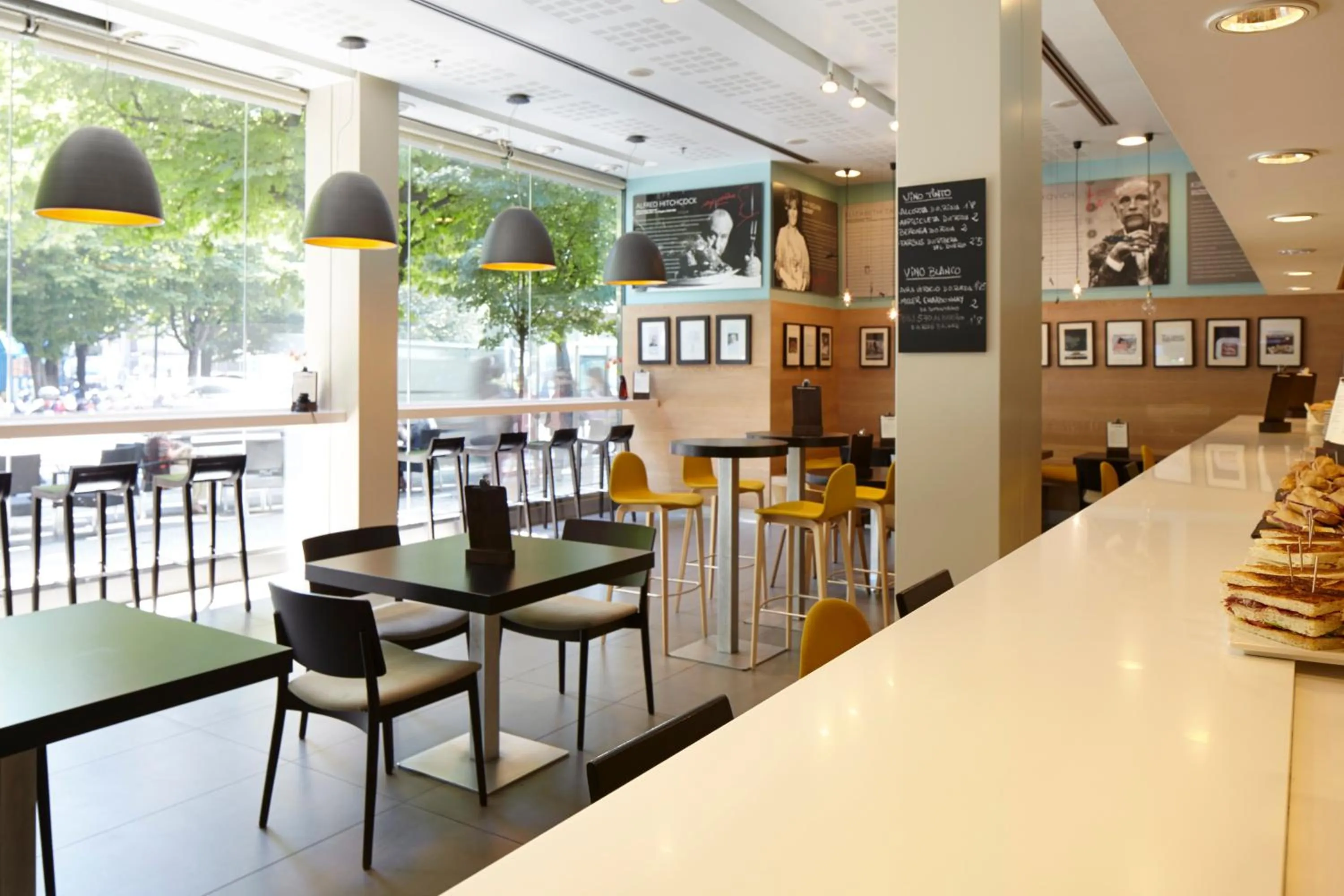 Restaurant/places to eat in Hotel Zinema7