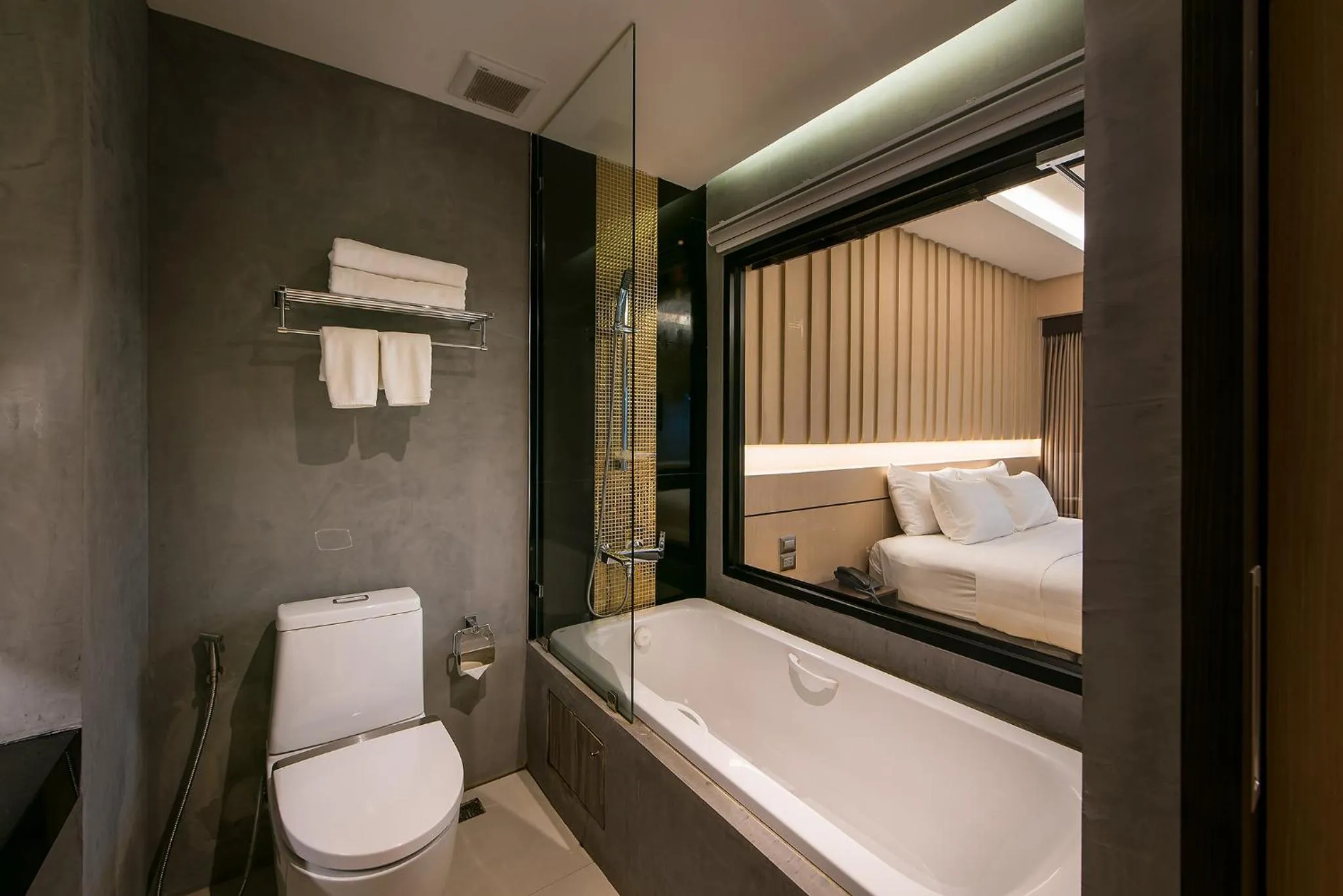 Bathroom, Bed in Nadee 10 Resort & Hotel