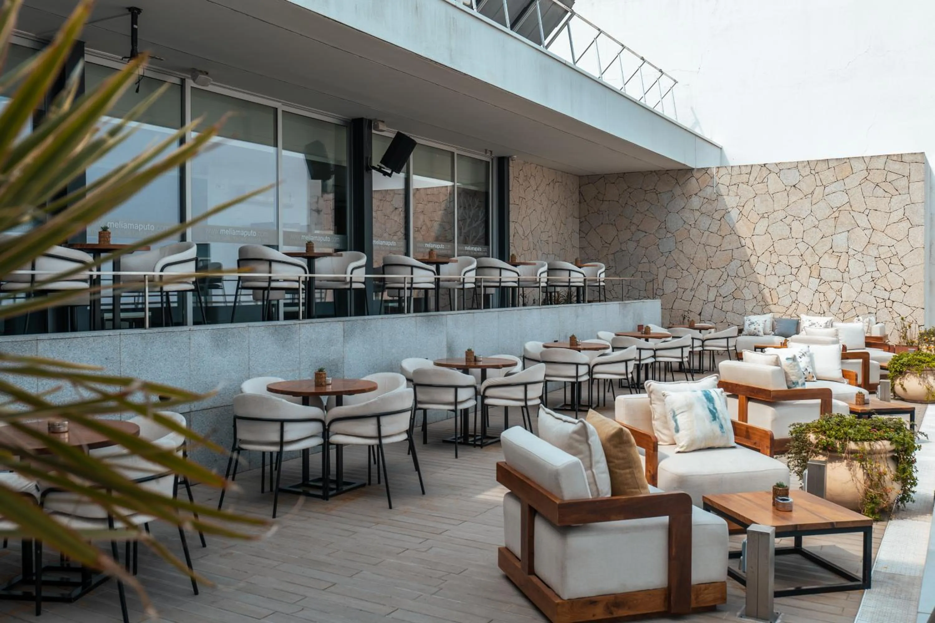 Lounge or bar in Meliá Maputo Sky