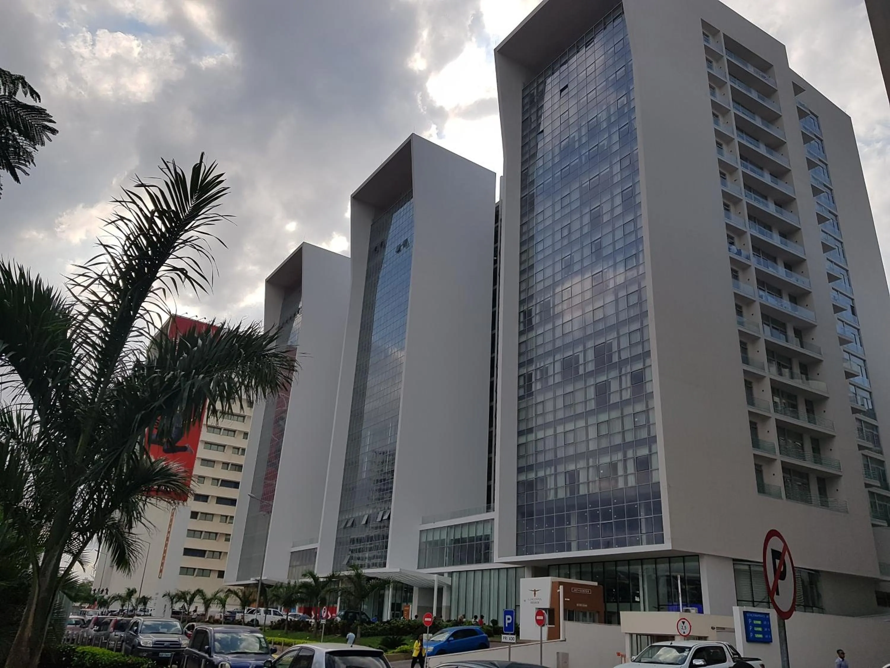 Facade/entrance in Meliá Maputo Sky