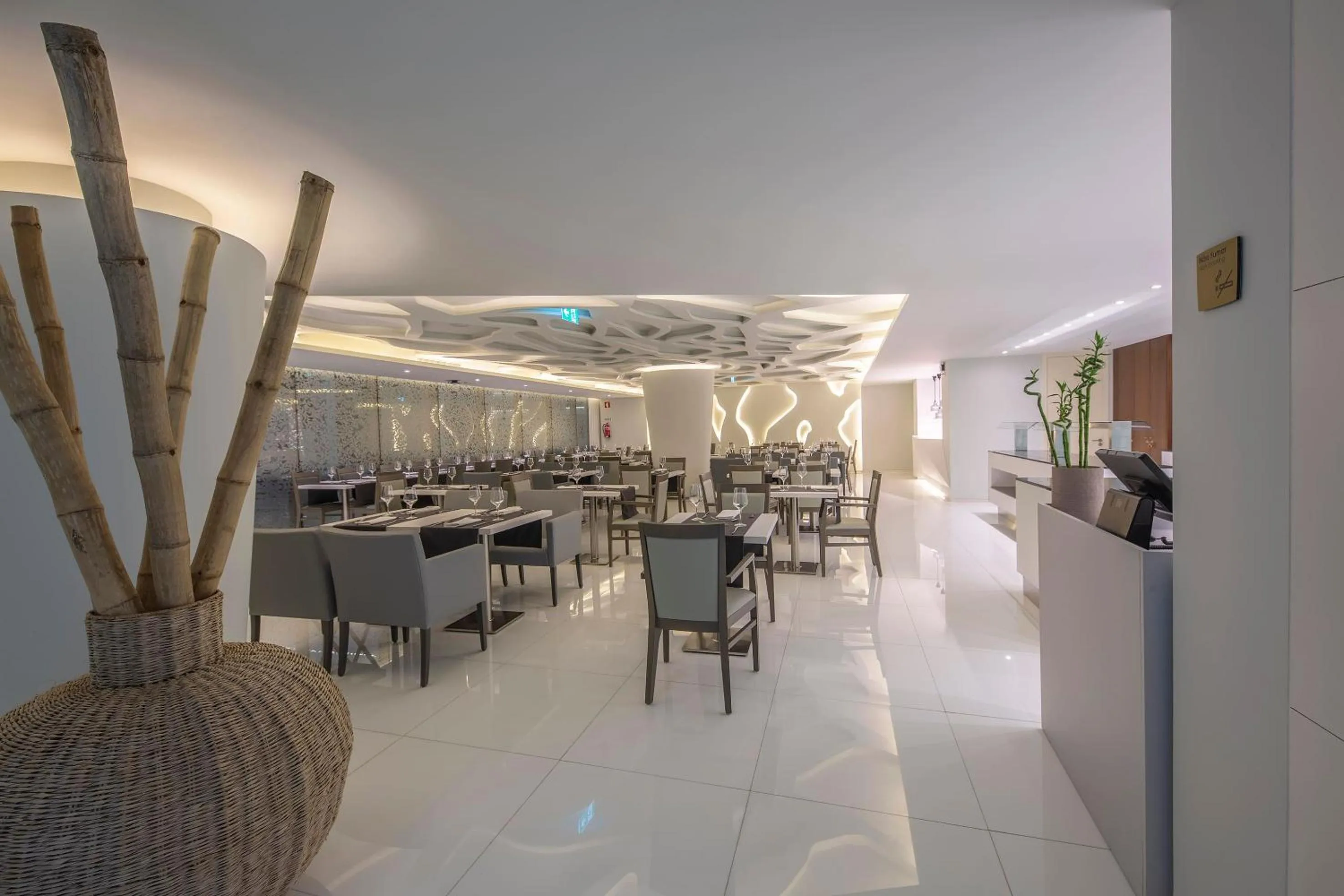 Restaurant/places to eat in Meliá Maputo Sky
