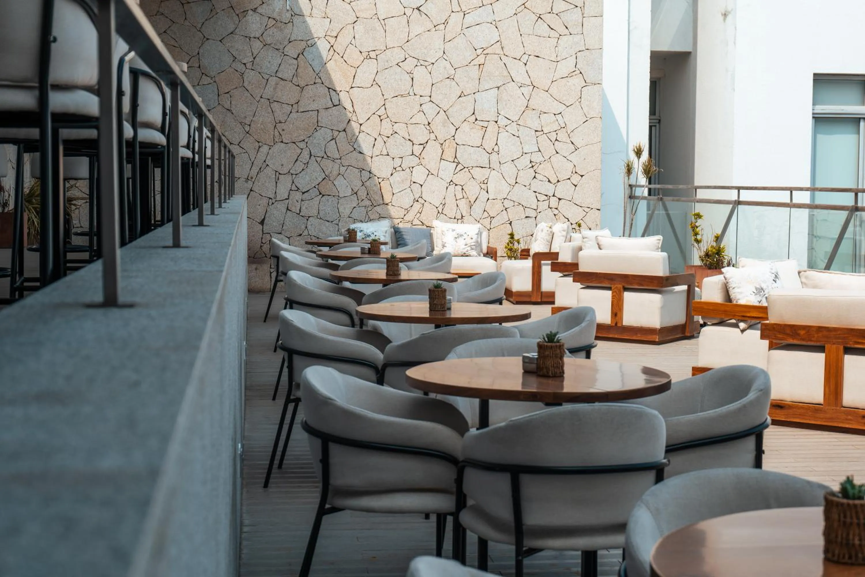 Lounge or bar in Meliá Maputo Sky