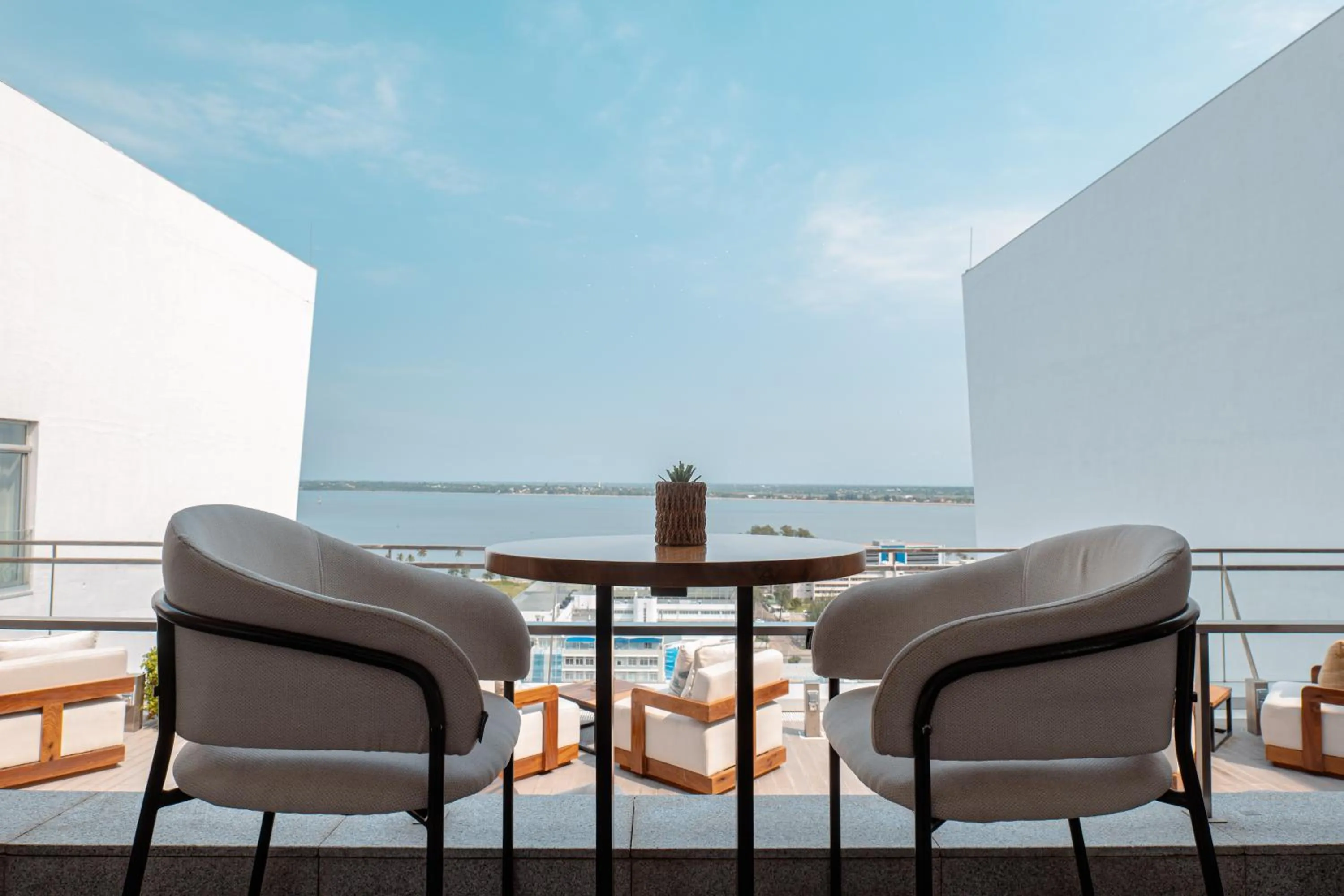 Lounge or bar in Meliá Maputo Sky