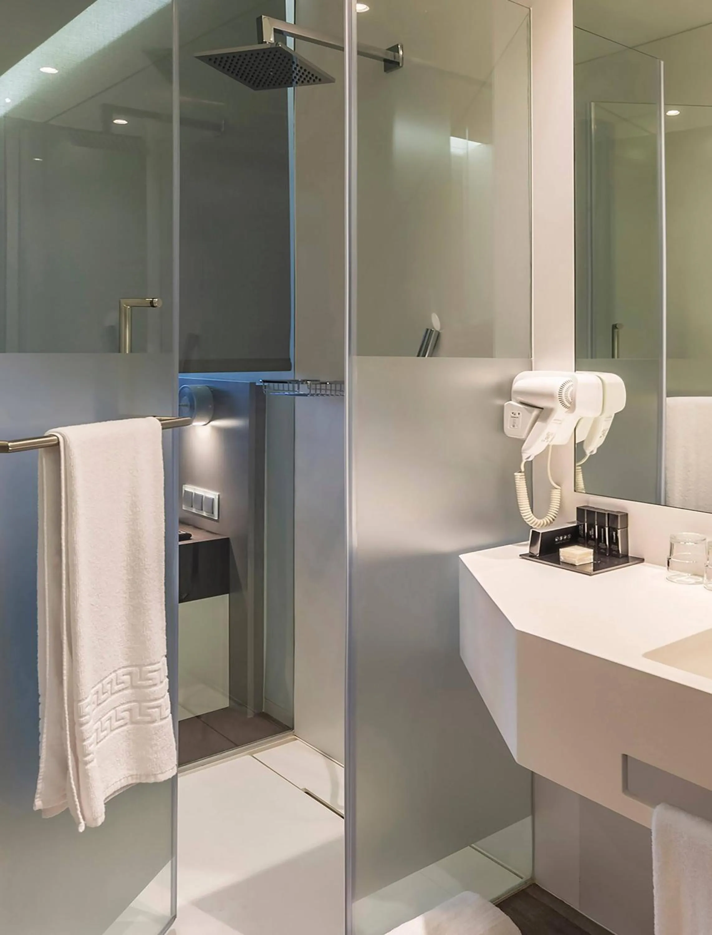 Shower in Meliá Maputo Sky