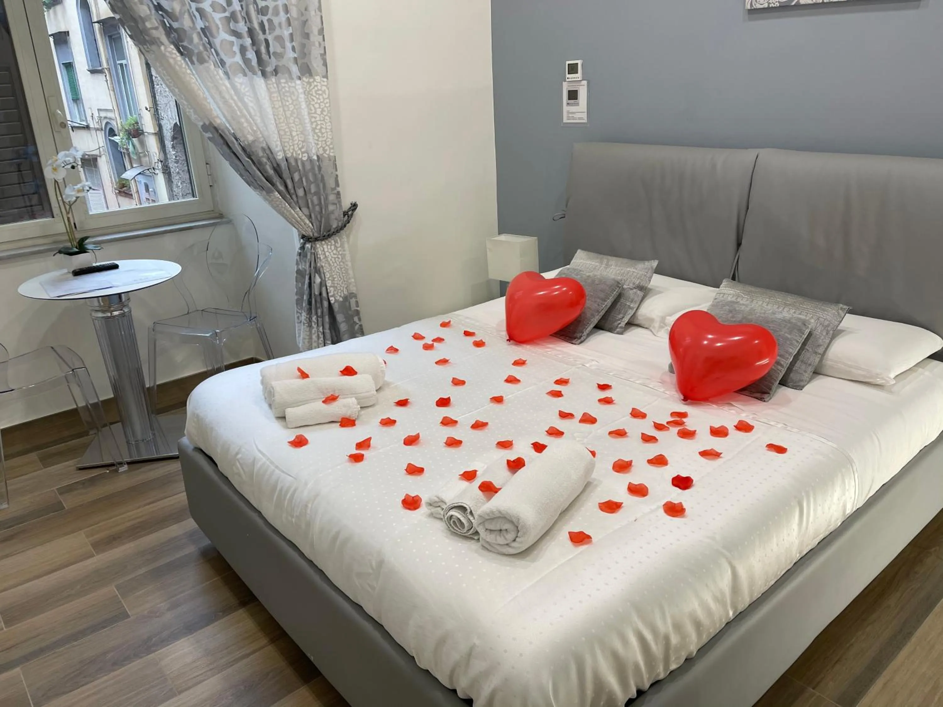 Bed in Sun Art Naples Rooms