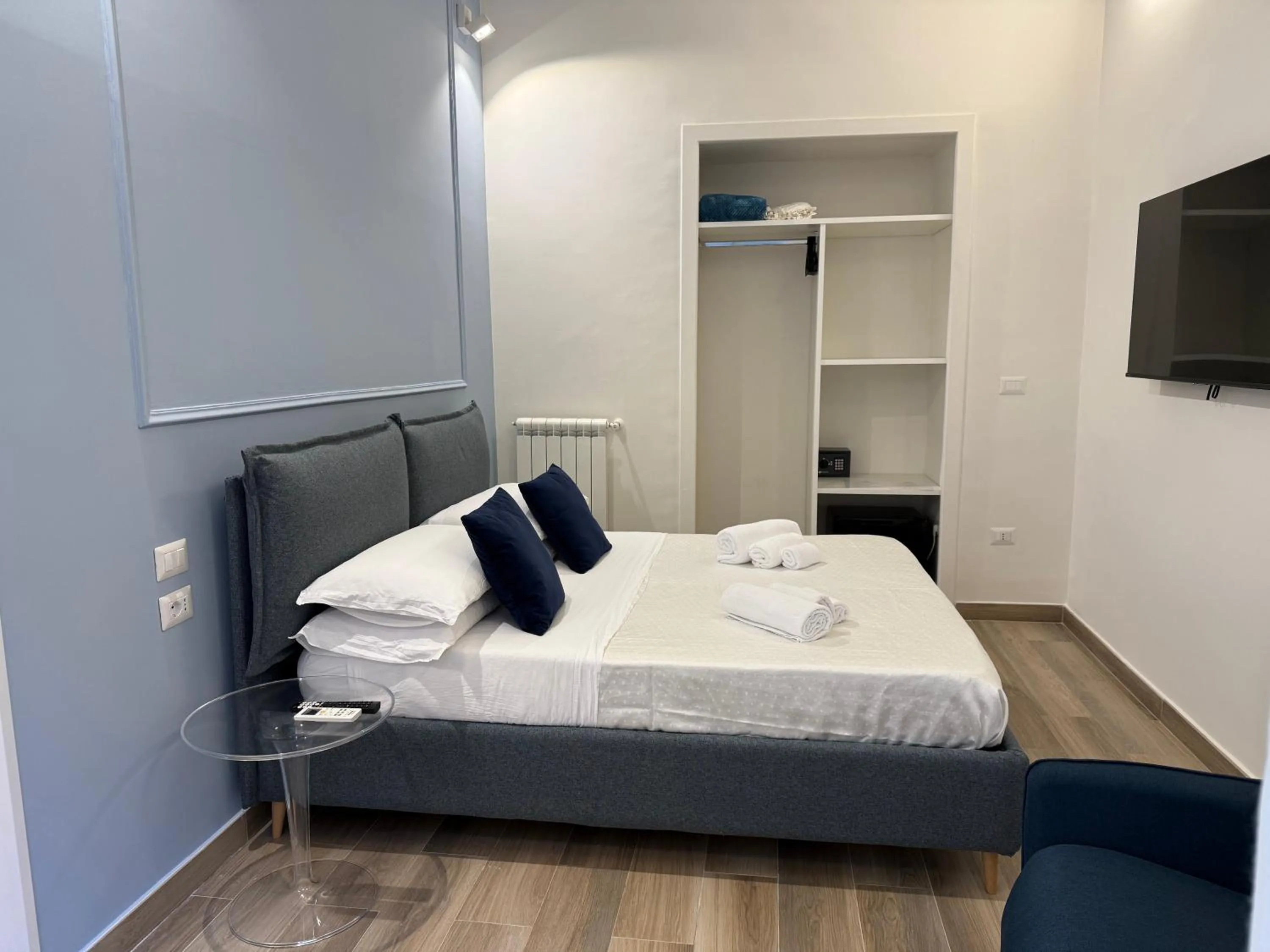 Bed in Sun Art Naples Rooms