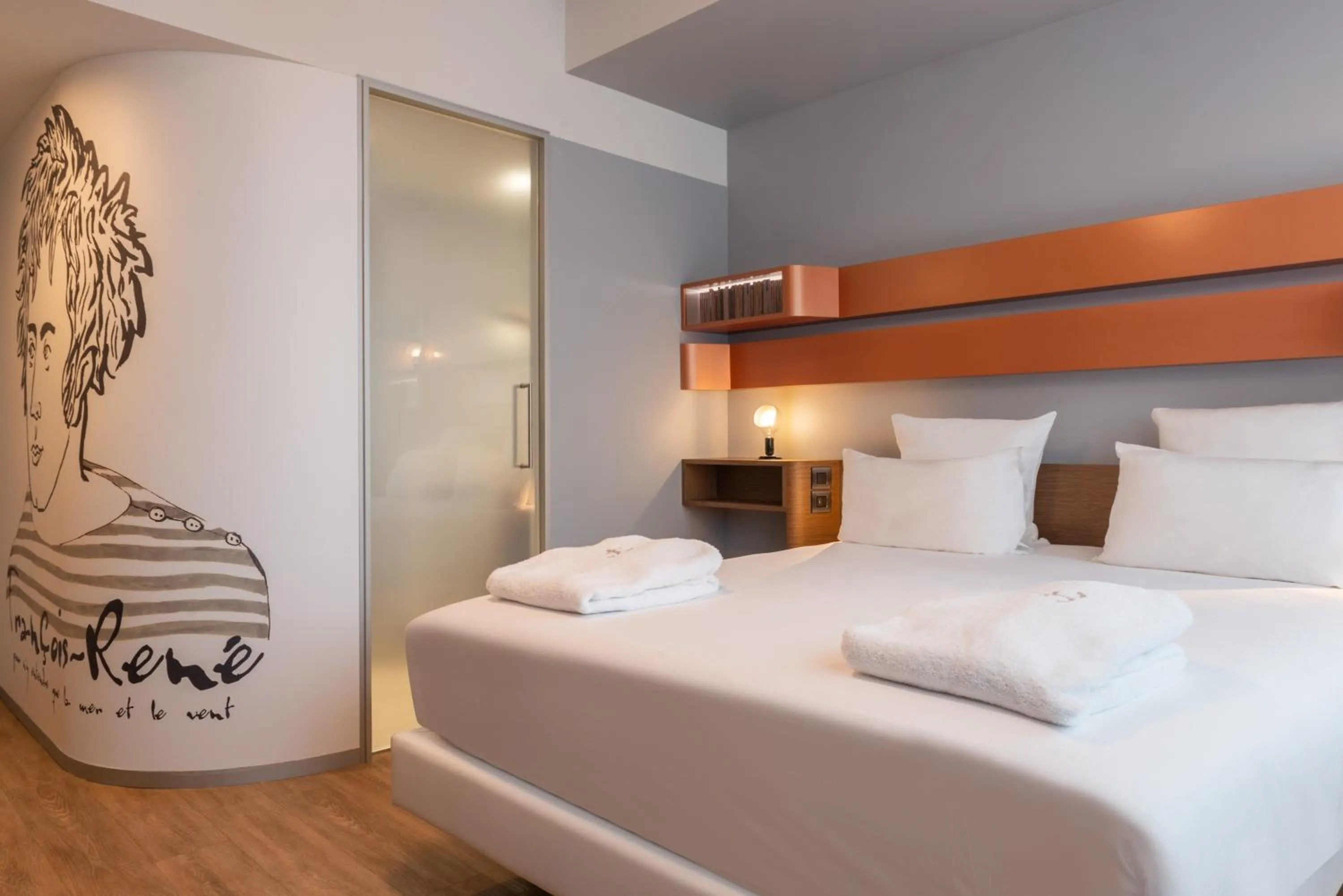 Bedroom, Bed in Golden Tulip Saint Malo– Le Grand Bé