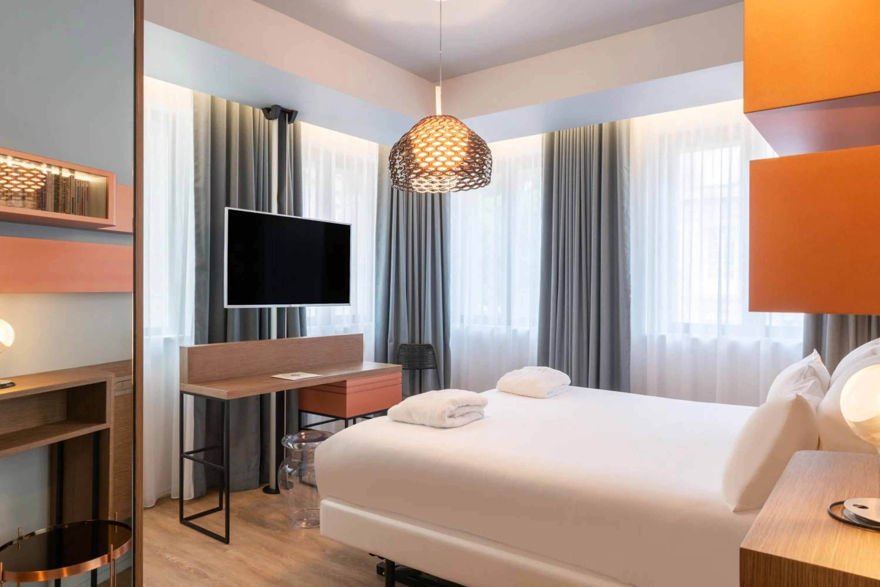 TV and multimedia, Bed in Golden Tulip Saint Malo– Le Grand Bé
