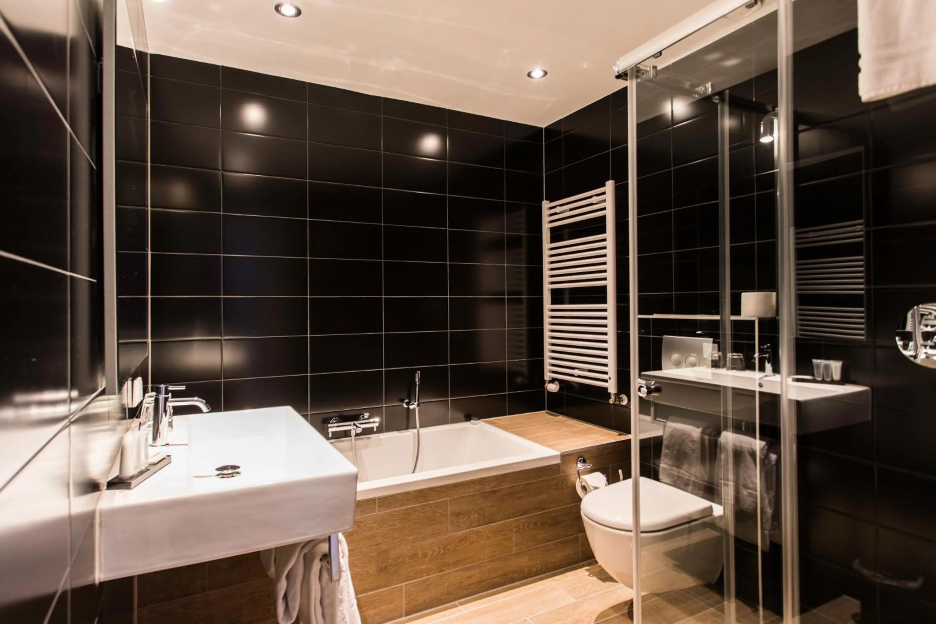 Bathroom in Rijksmonument Hotel de Sprenck - including free private parking