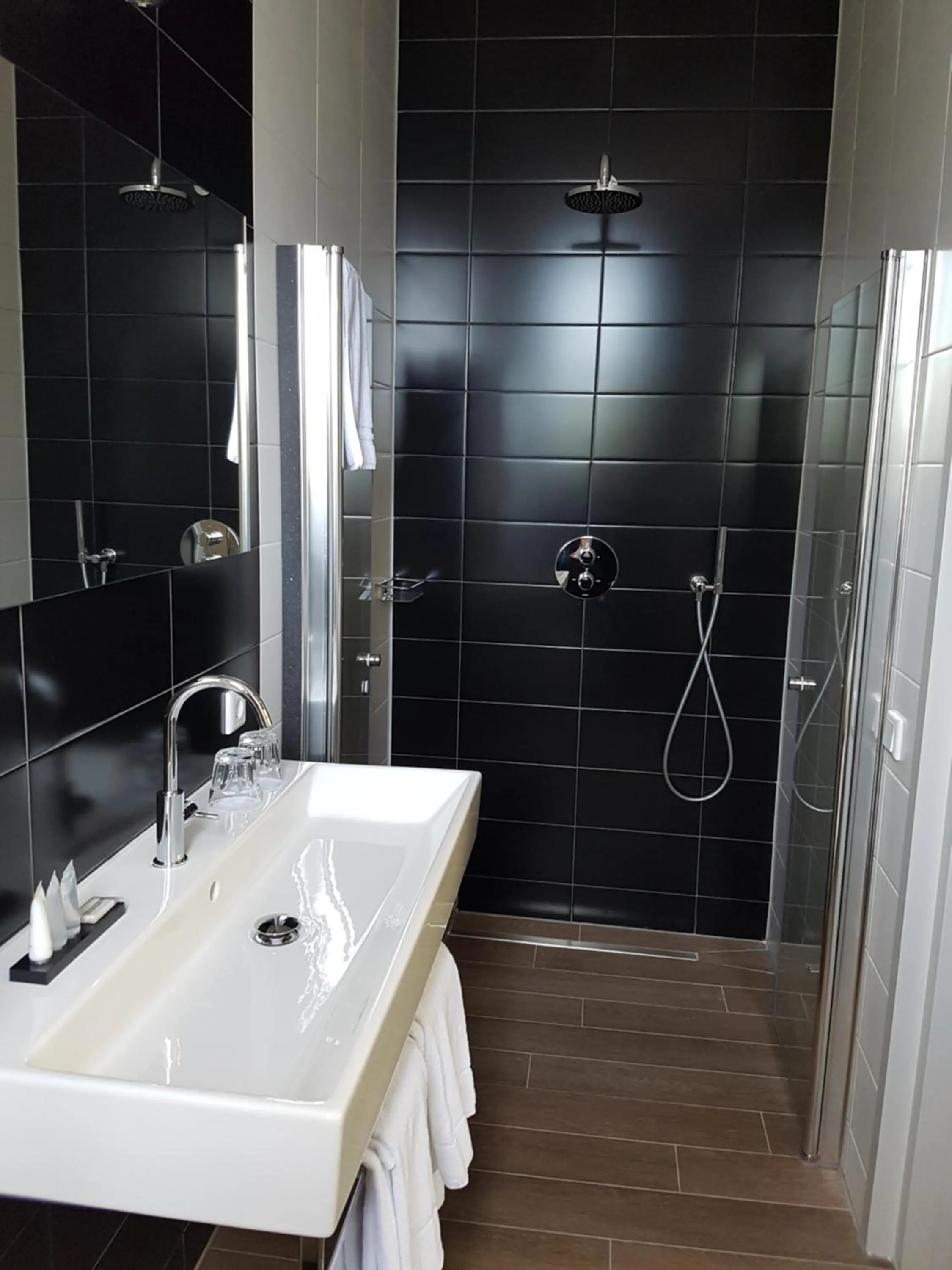 Bathroom in Rijksmonument Hotel de Sprenck - including free private parking