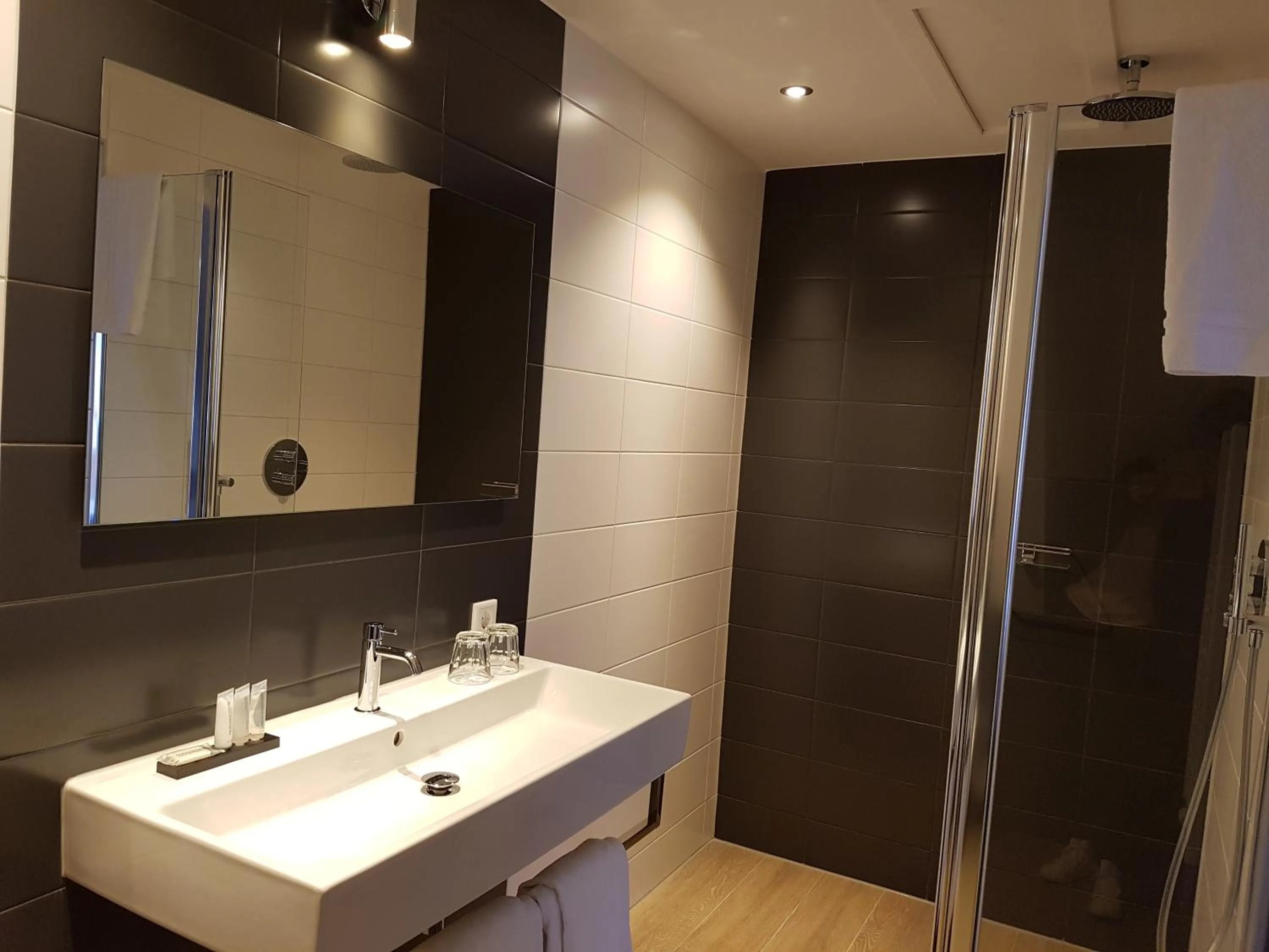 Bathroom in Rijksmonument Hotel de Sprenck - including free private parking