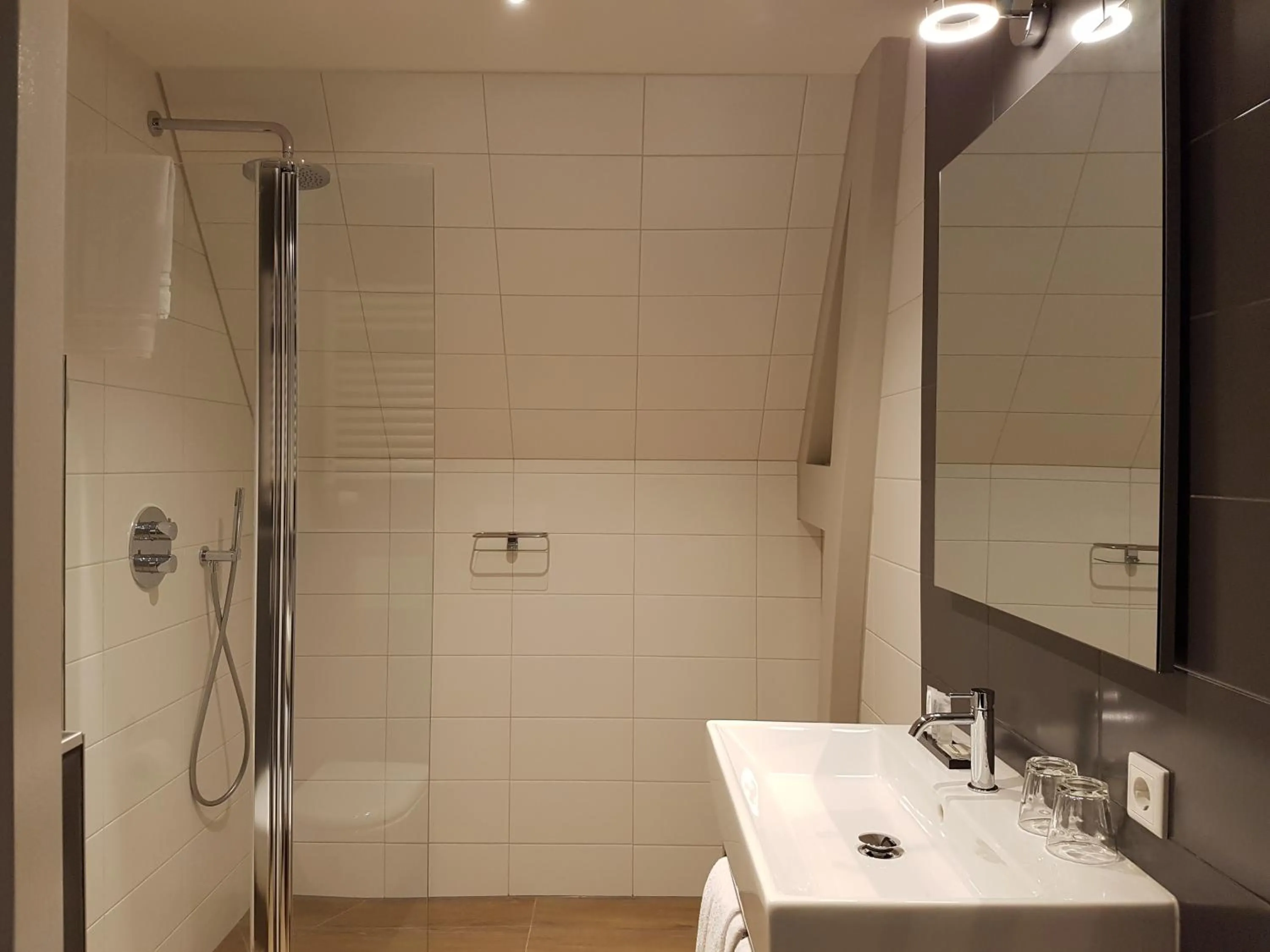 Bathroom in Rijksmonument Hotel de Sprenck - including free private parking