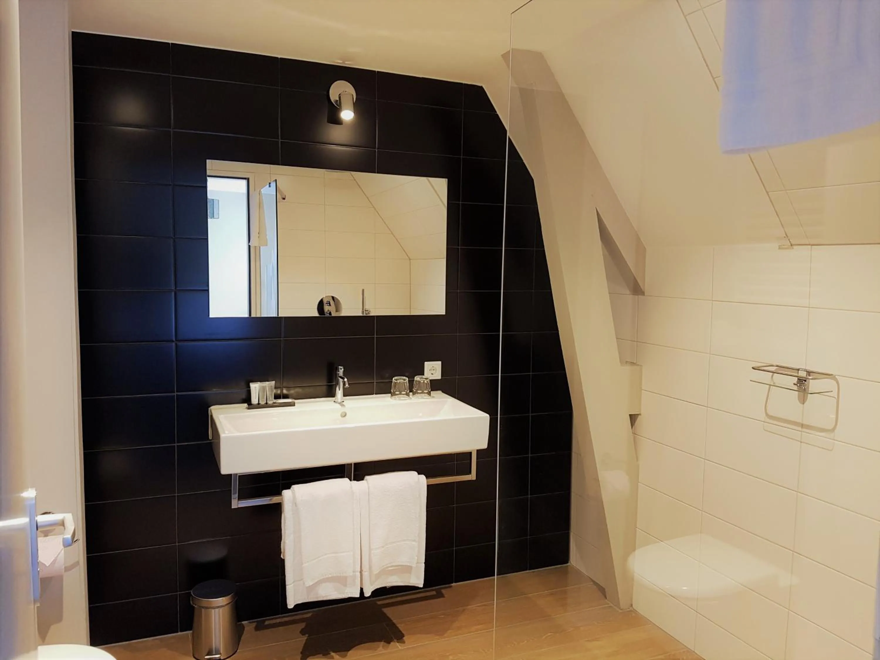 Bathroom in Rijksmonument Hotel de Sprenck - including free private parking