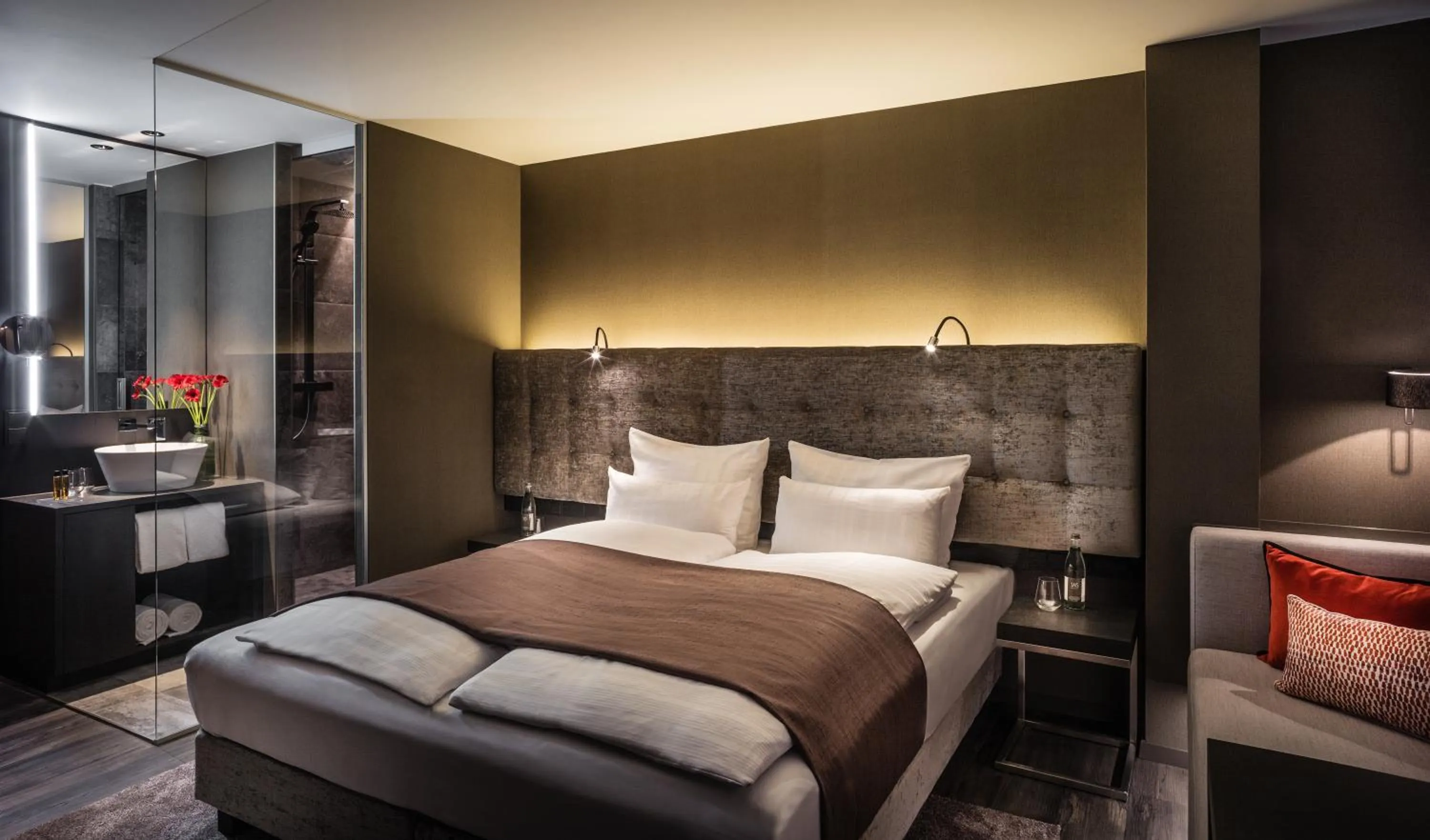 Photo of the whole room, Bed in SAKS Urban Design Hotel Frankfurt