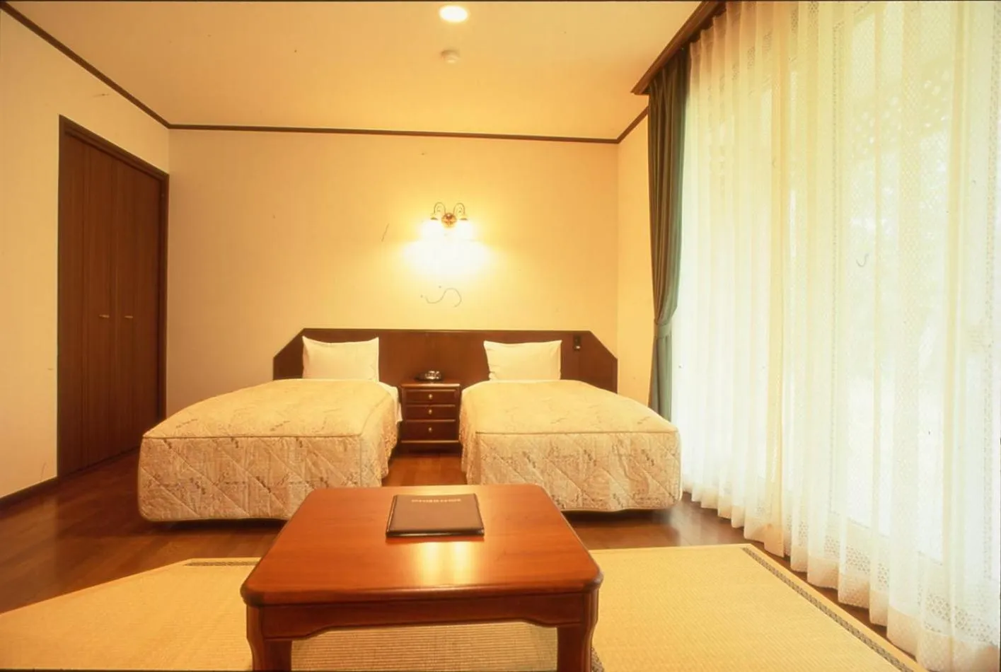 Photo of the whole room in Canari