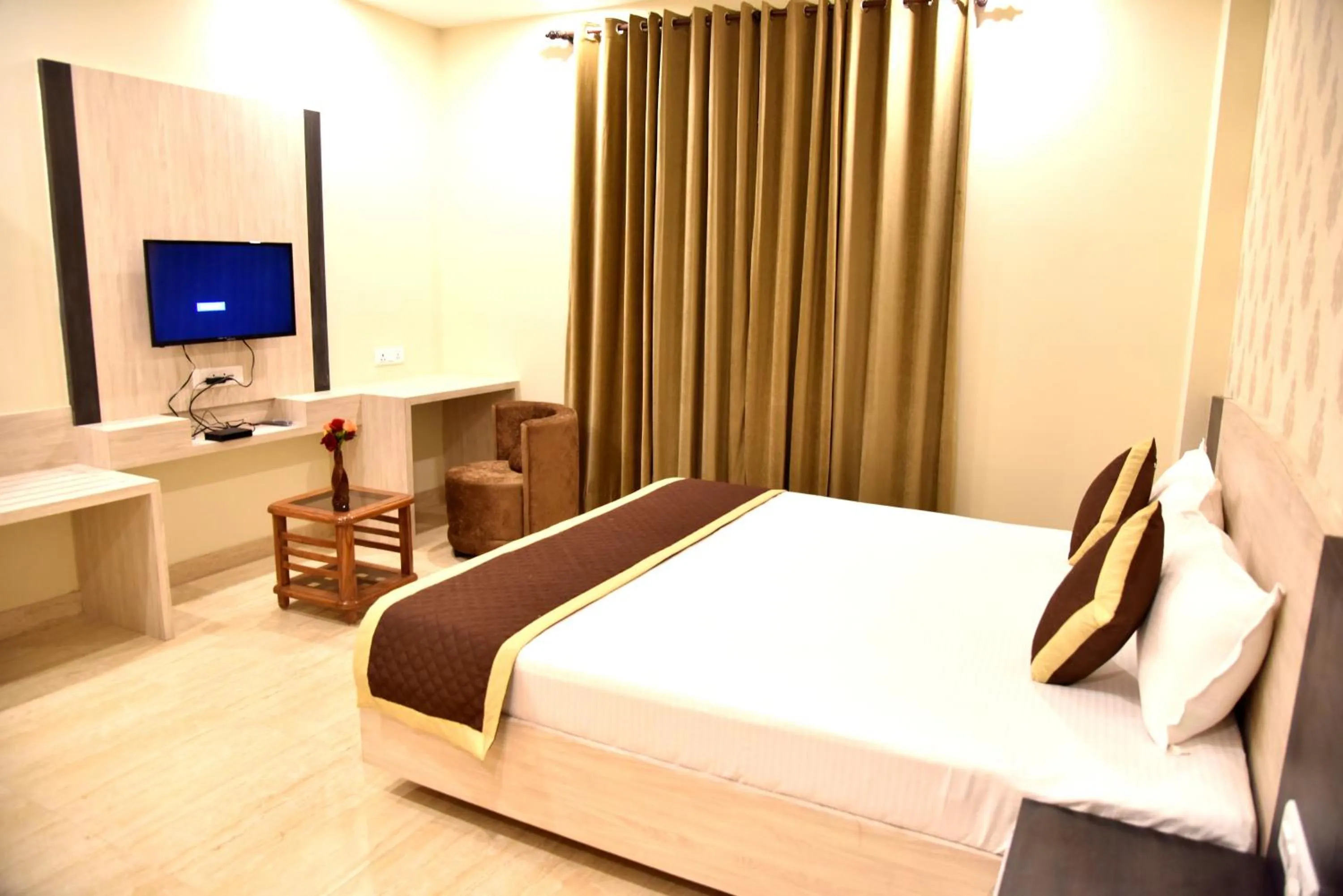 TV and multimedia, Bed in Hotel Triveni Residency