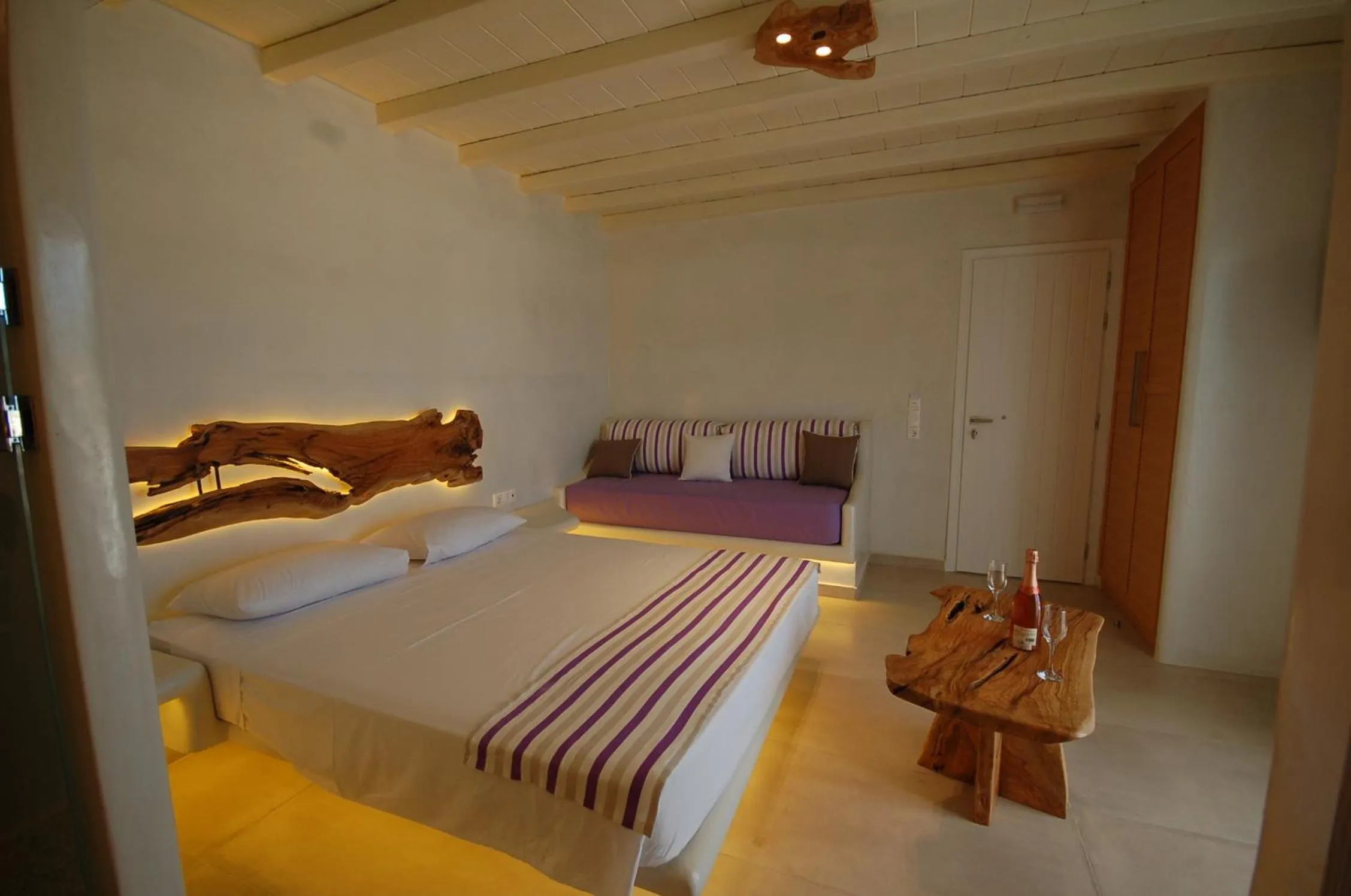 Photo of the whole room, Bed in Eternal Suites