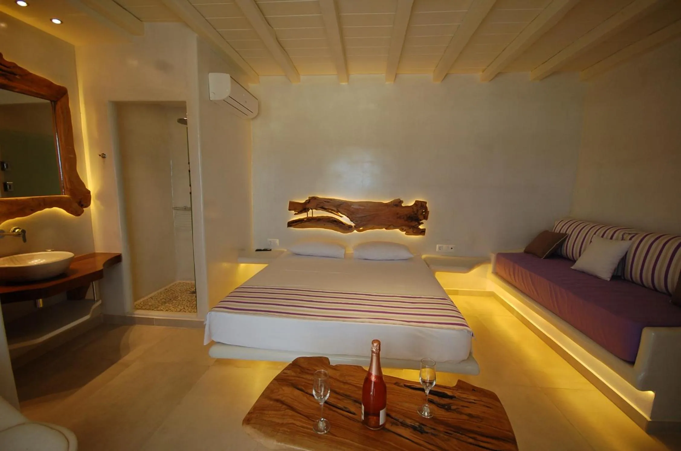 Photo of the whole room, Bed in Eternal Suites