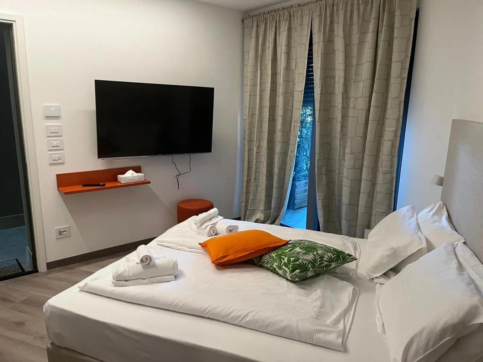 Photo of the whole room, Bed in GardaBreak Rooms&Breakfast Holiday Apartments