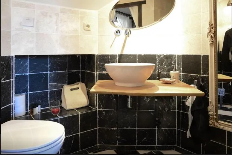 Bathroom in Artagnan