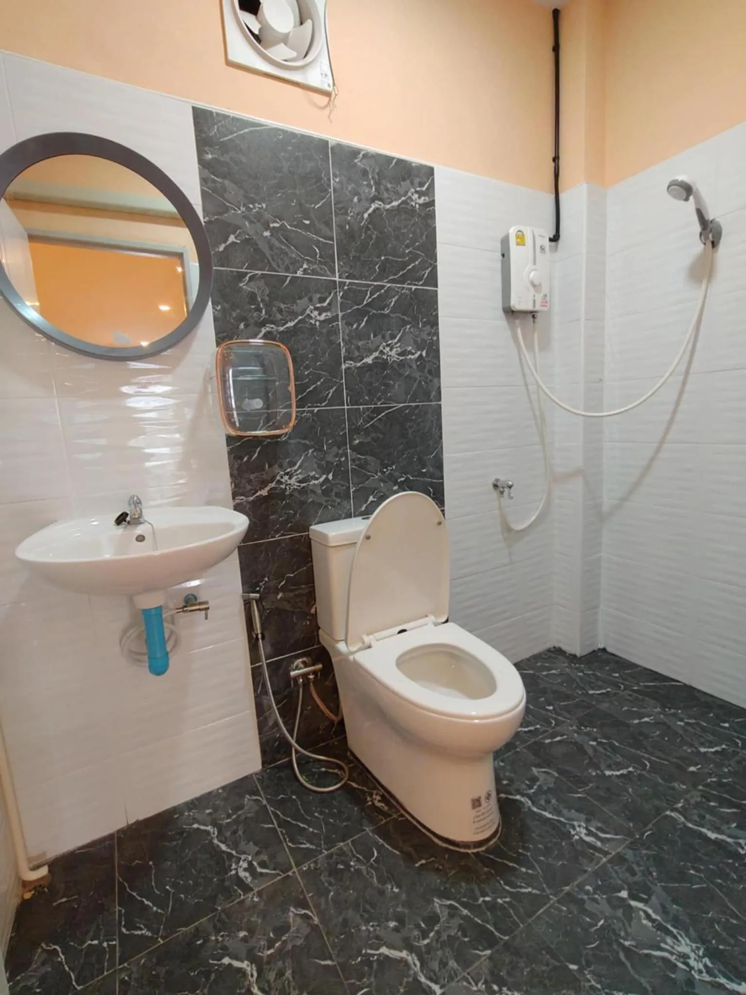 Bathroom in PuengLuang Hotel