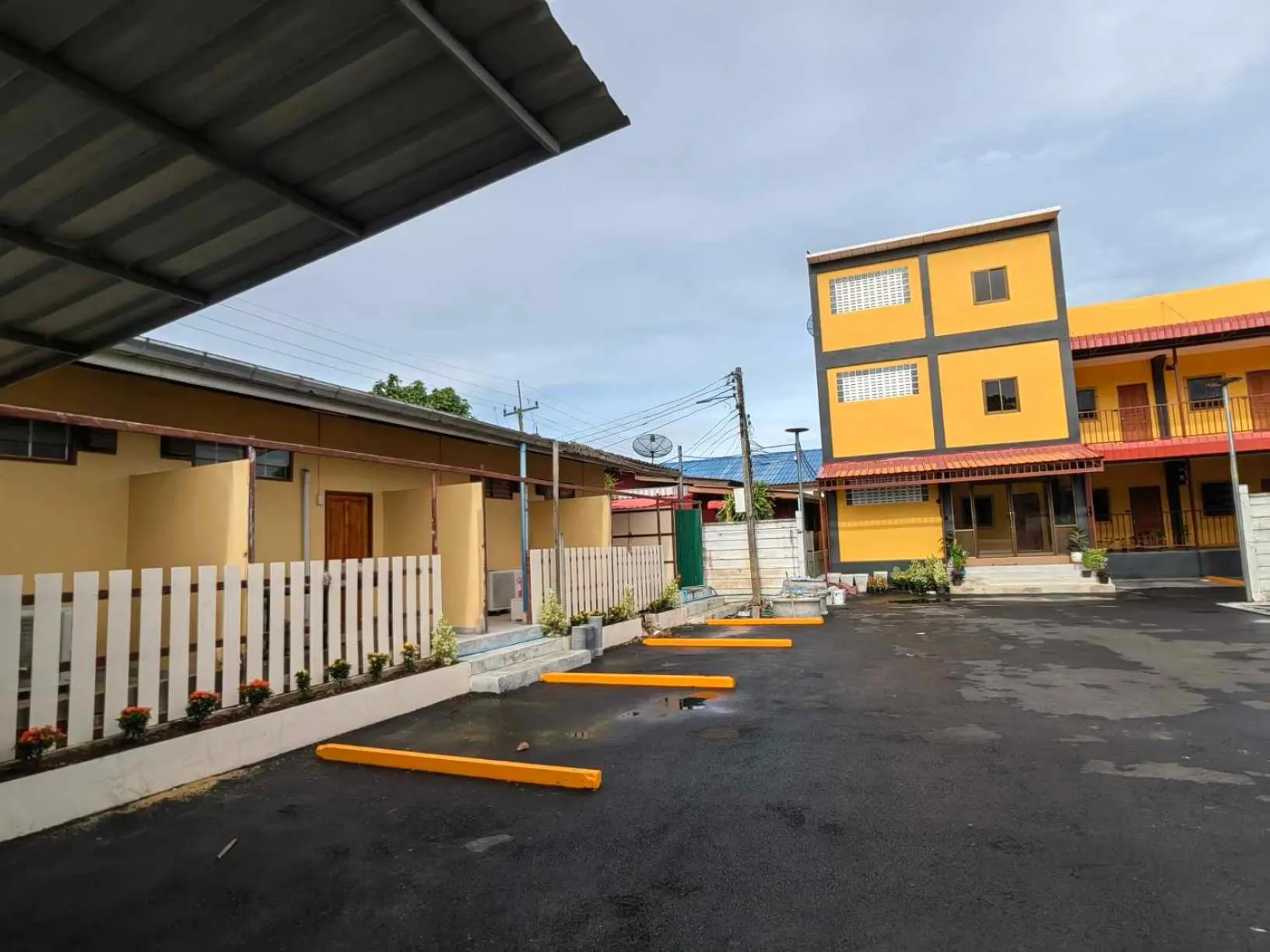 Property building in PuengLuang Hotel