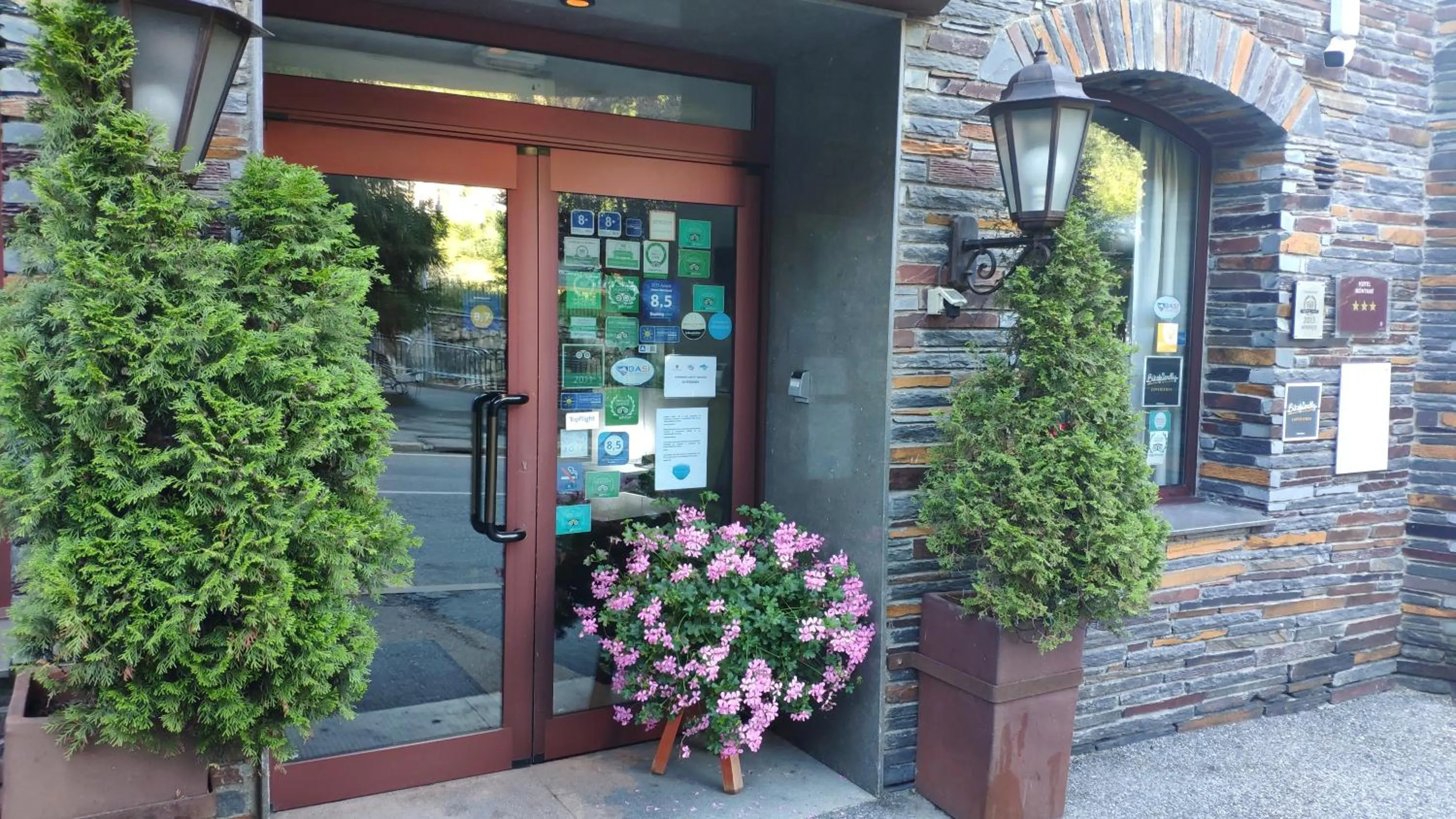 Facade/entrance in Hotel Montané