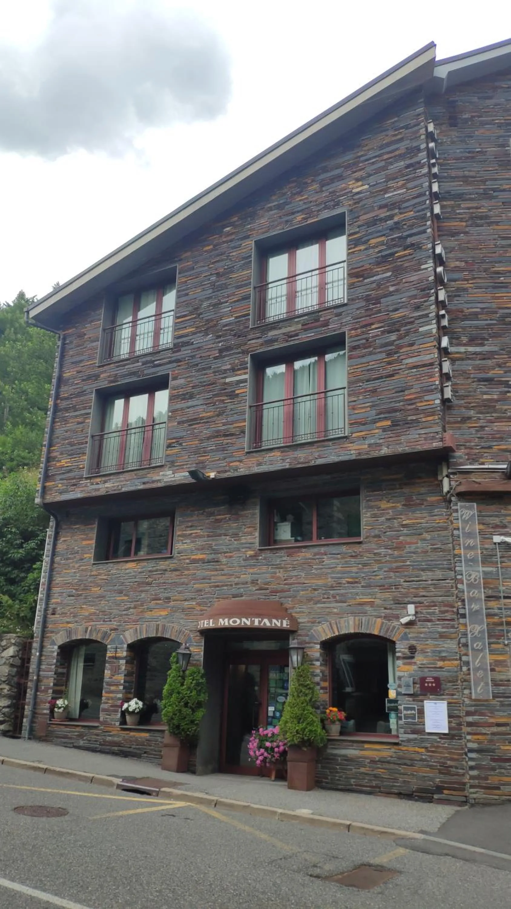 Facade/entrance in Hotel Montané