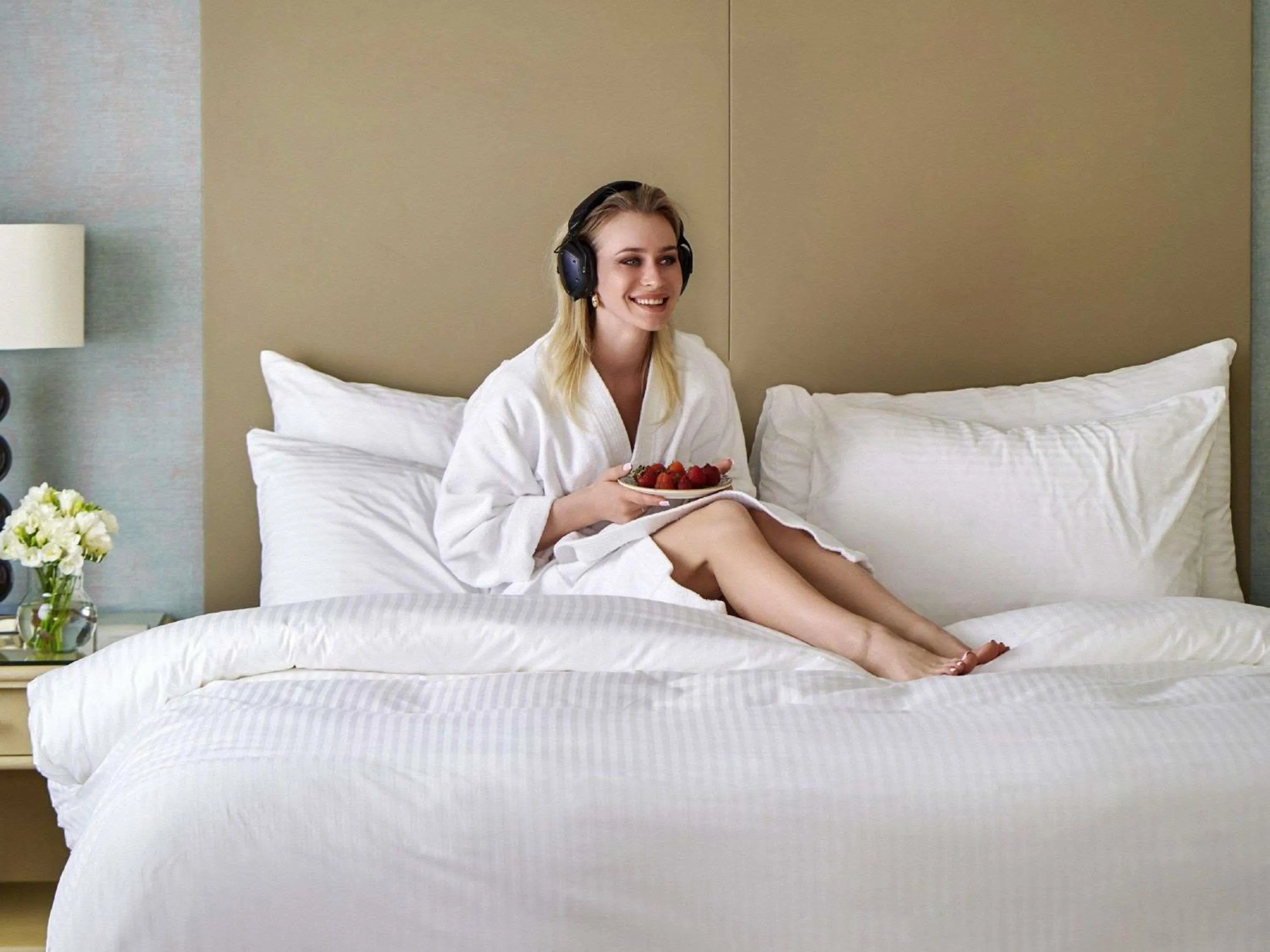 Bedroom, Bed in Mövenpick Resort Petra