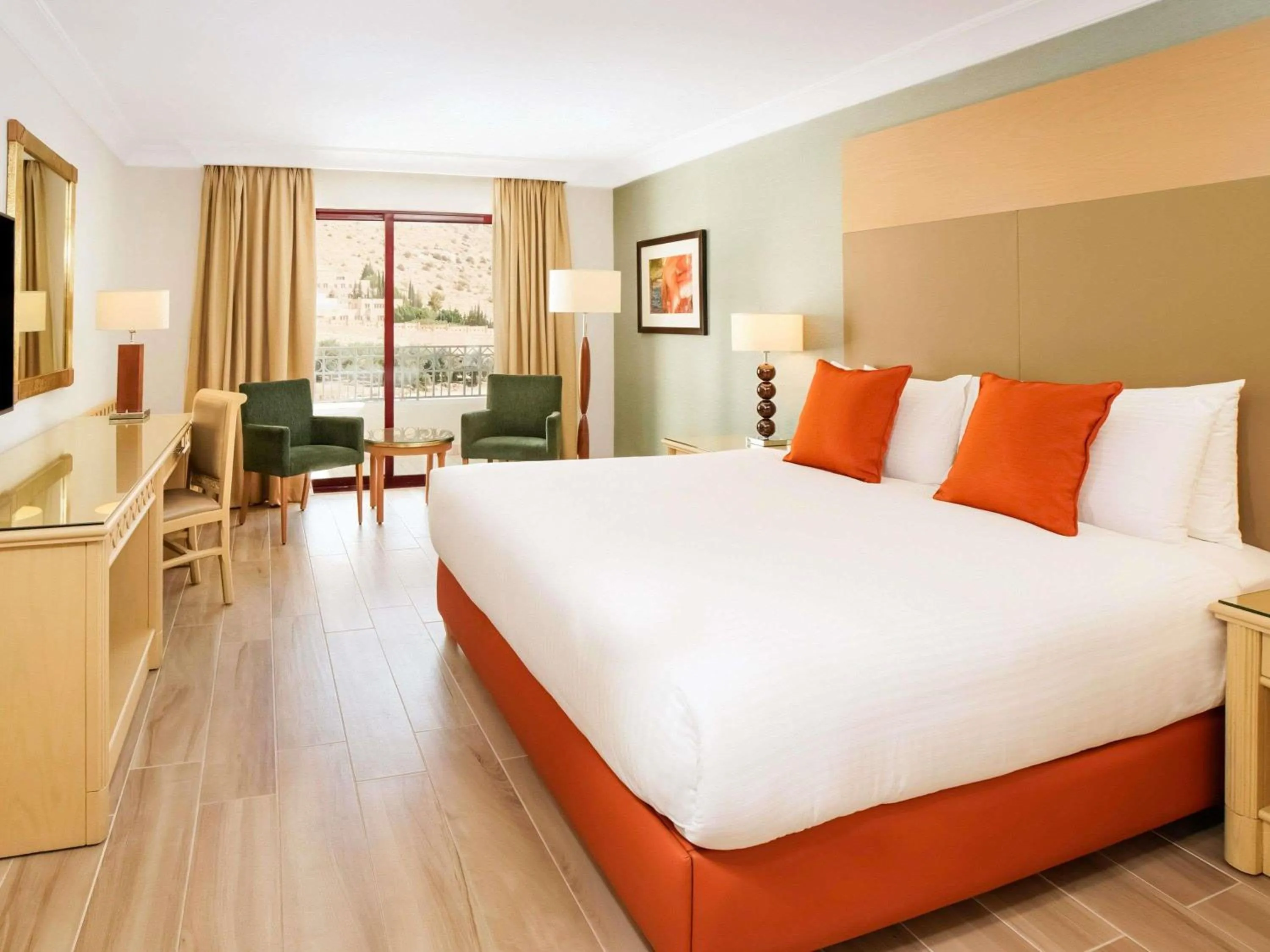 Bedroom, Bed in Mövenpick Resort Petra