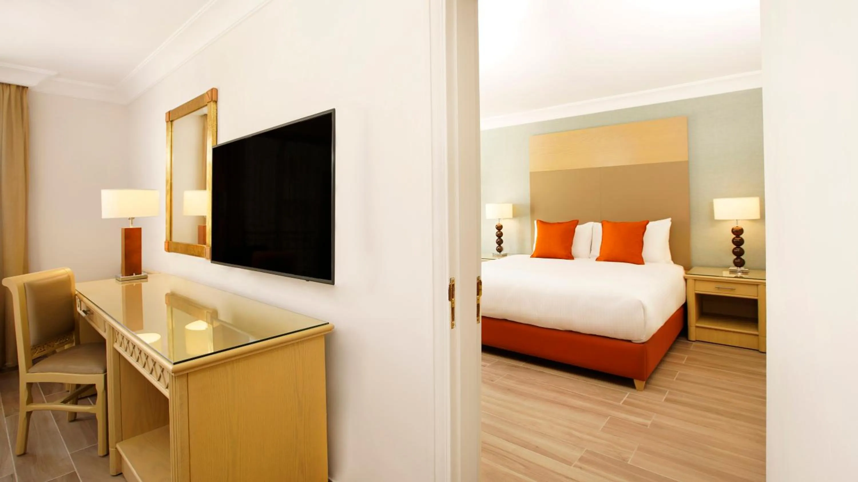 TV and multimedia, Bed in Mövenpick Resort Petra