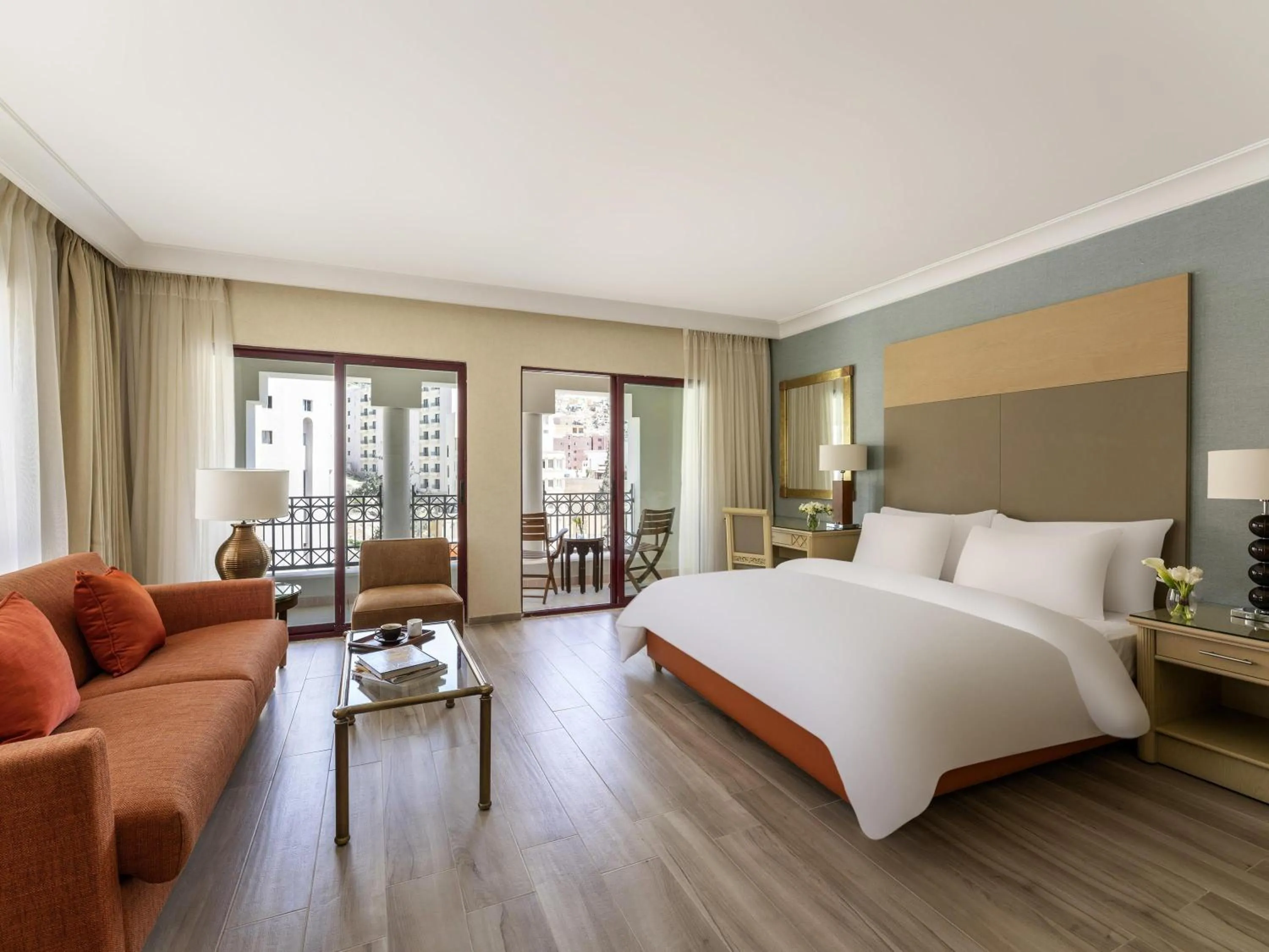 Bedroom, Bed in Mövenpick Resort Petra