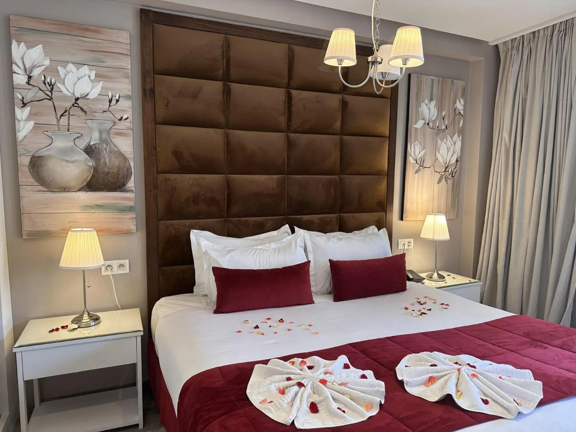 Bed in RENT-INN Suites Hotel