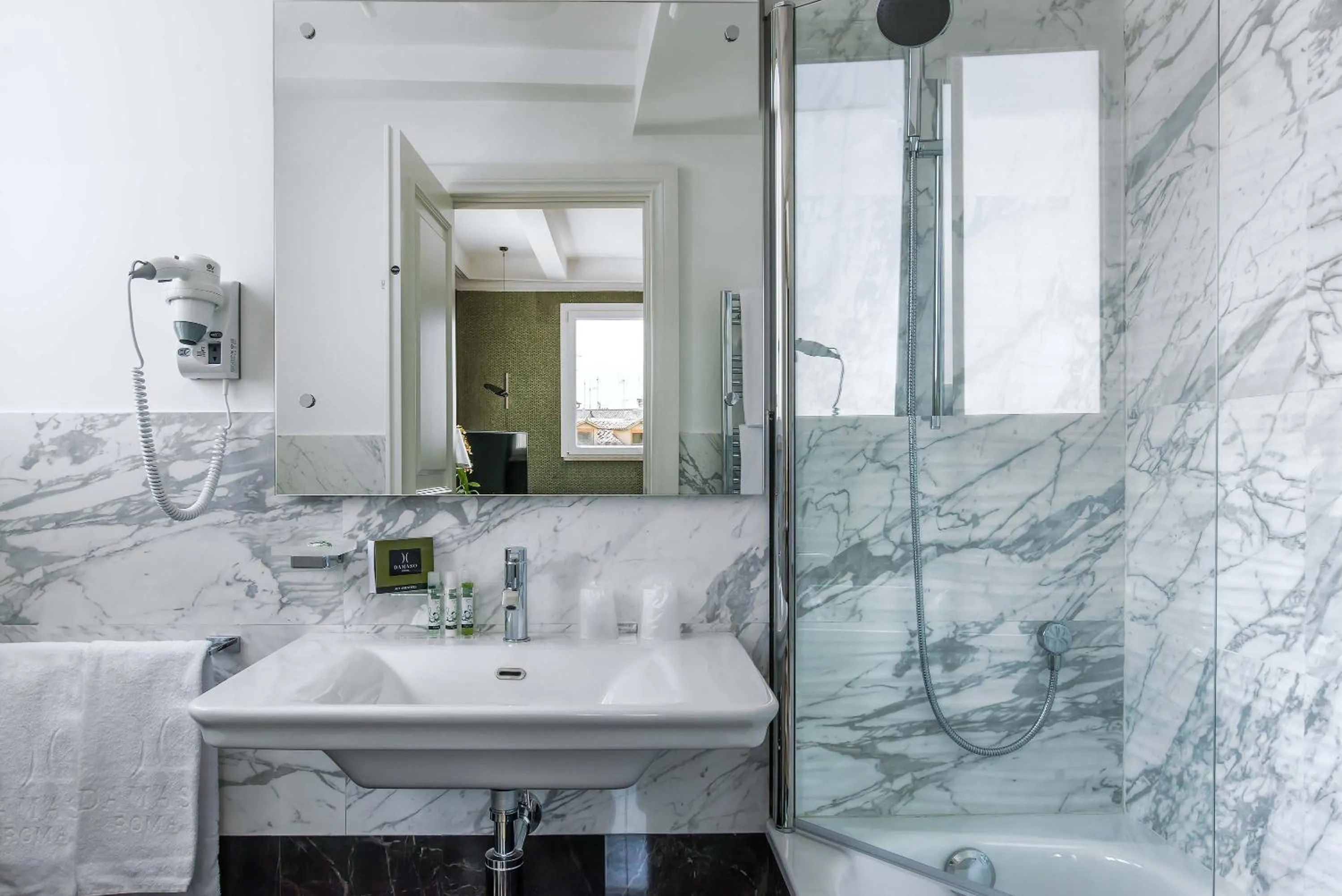 Bathroom in Hotel Damaso