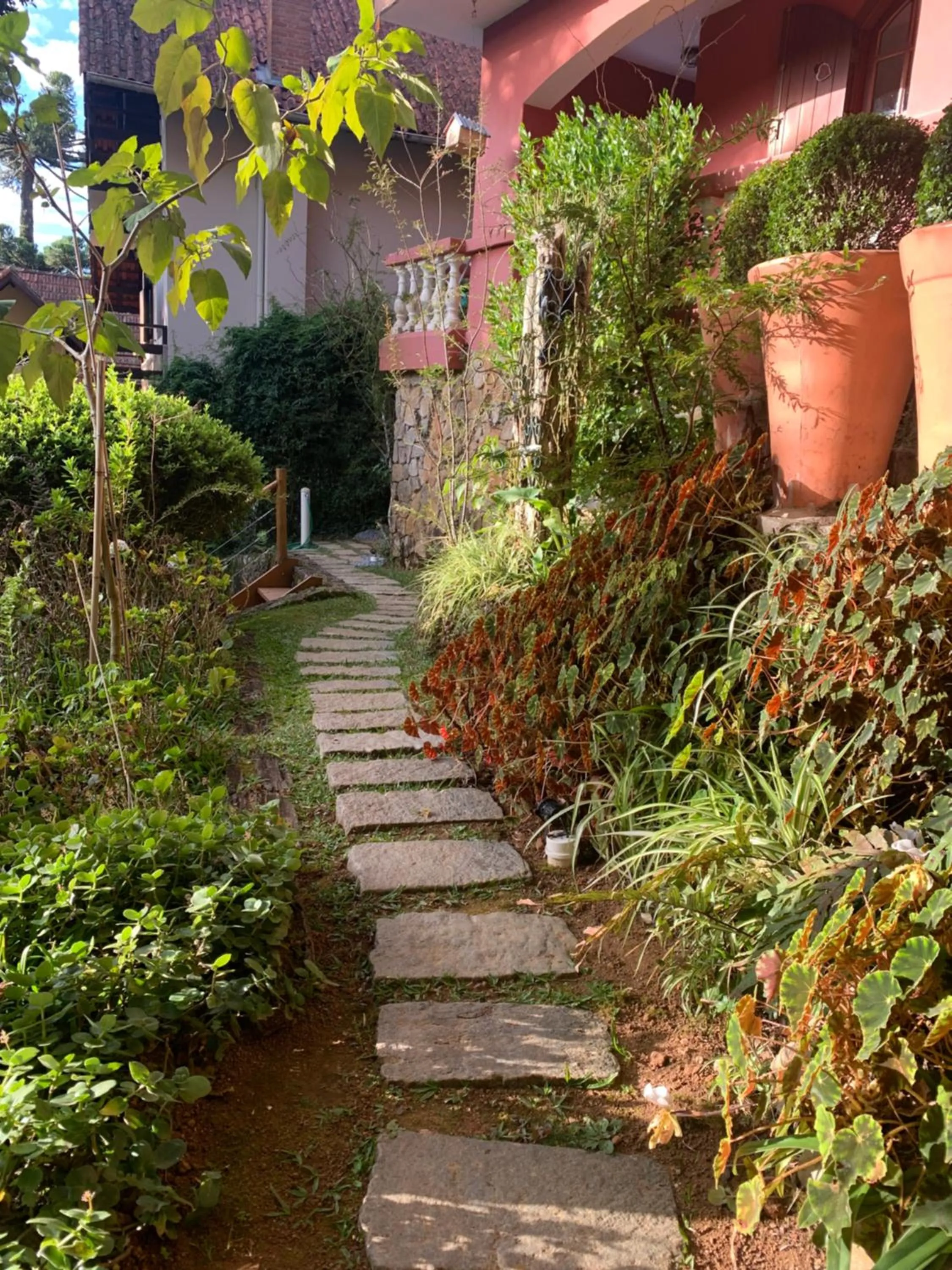 Garden in Hospedagem Casadalee chalé com piscina privativa aquecida e Apartamento sem piscina