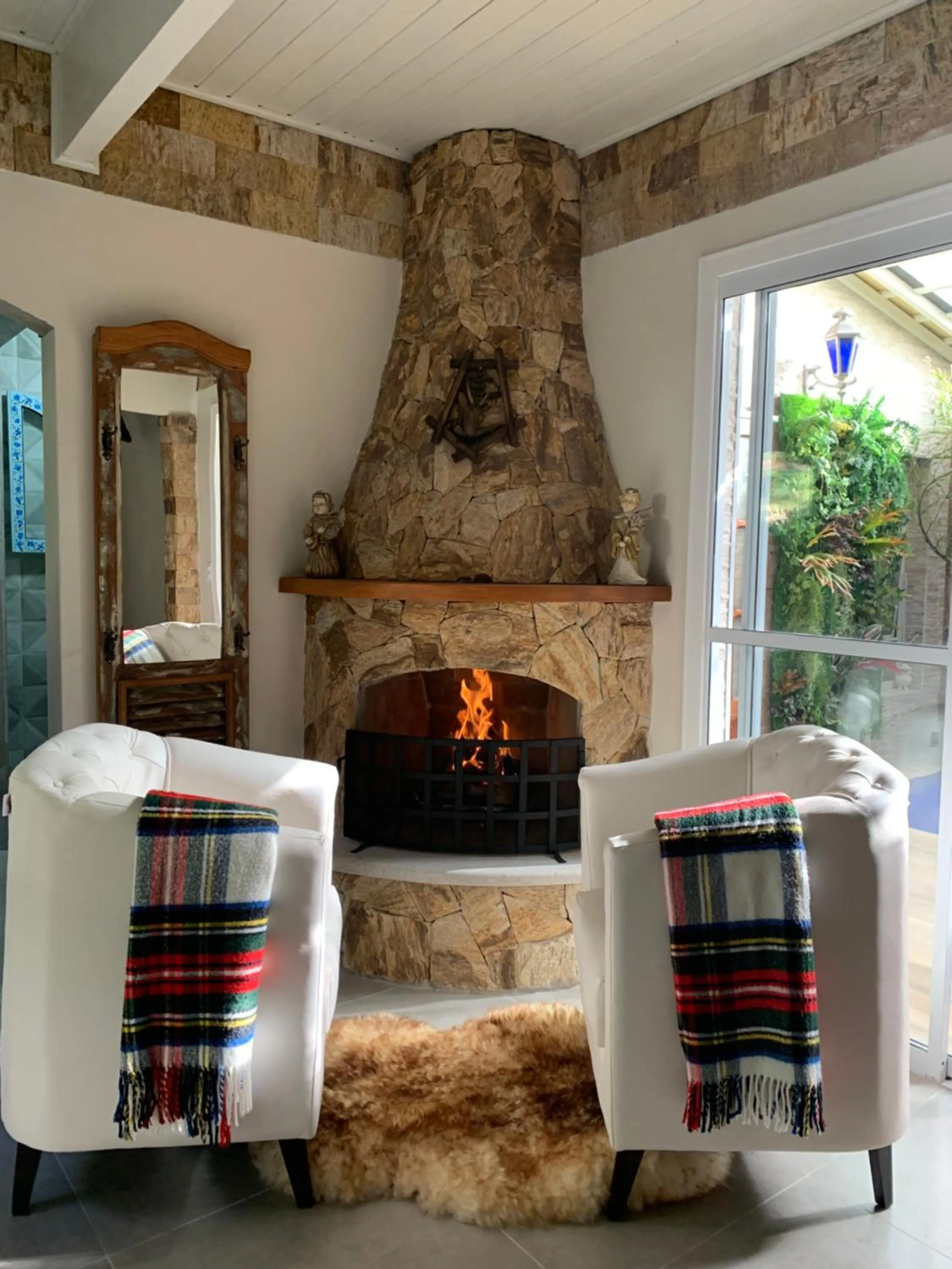 flat iron in Hospedagem Casadalee chalé com piscina privativa aquecida e Apartamento sem piscina