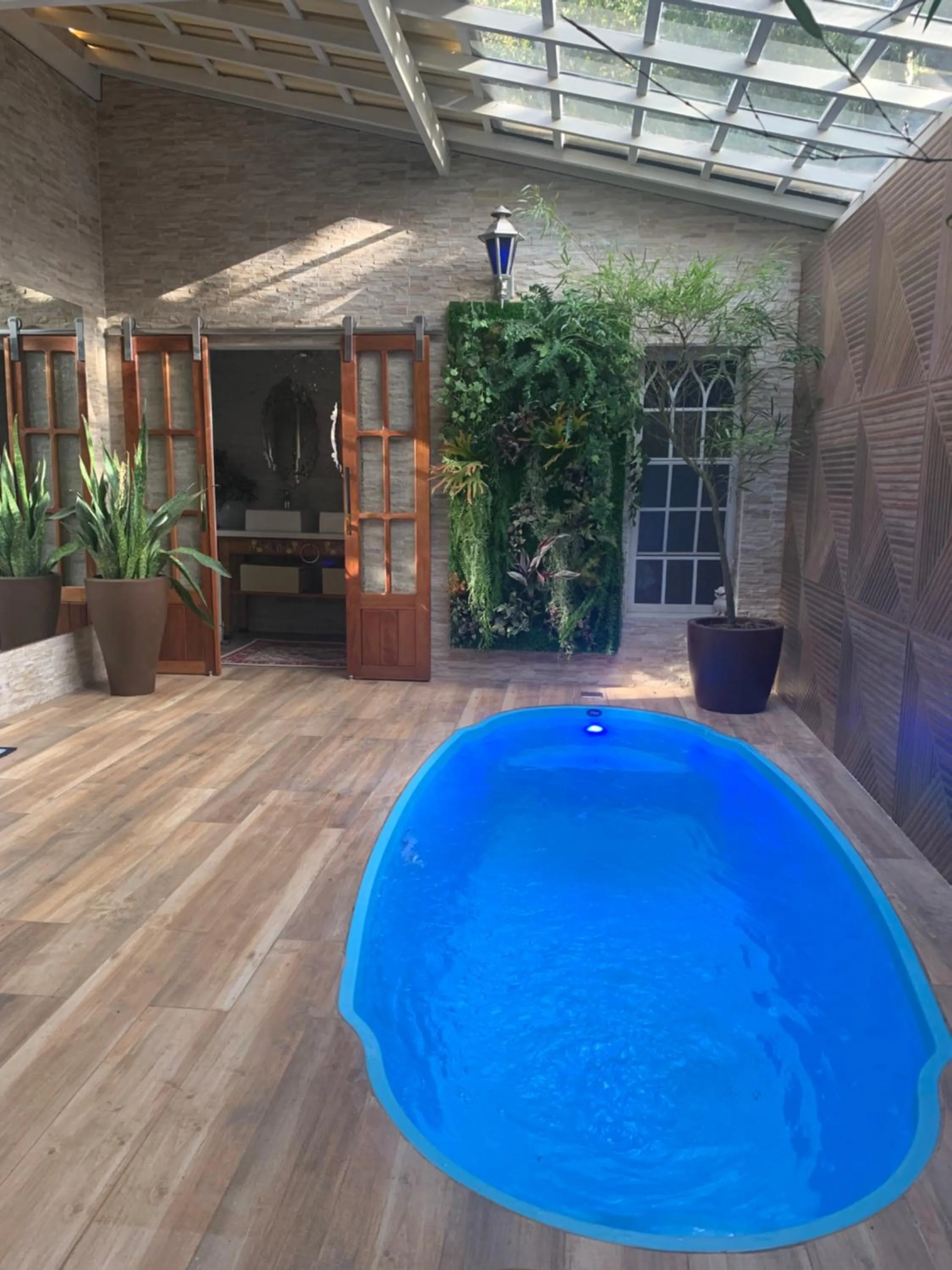 Swimming pool in Hospedagem Casadalee chalé com piscina privativa aquecida e Apartamento sem piscina