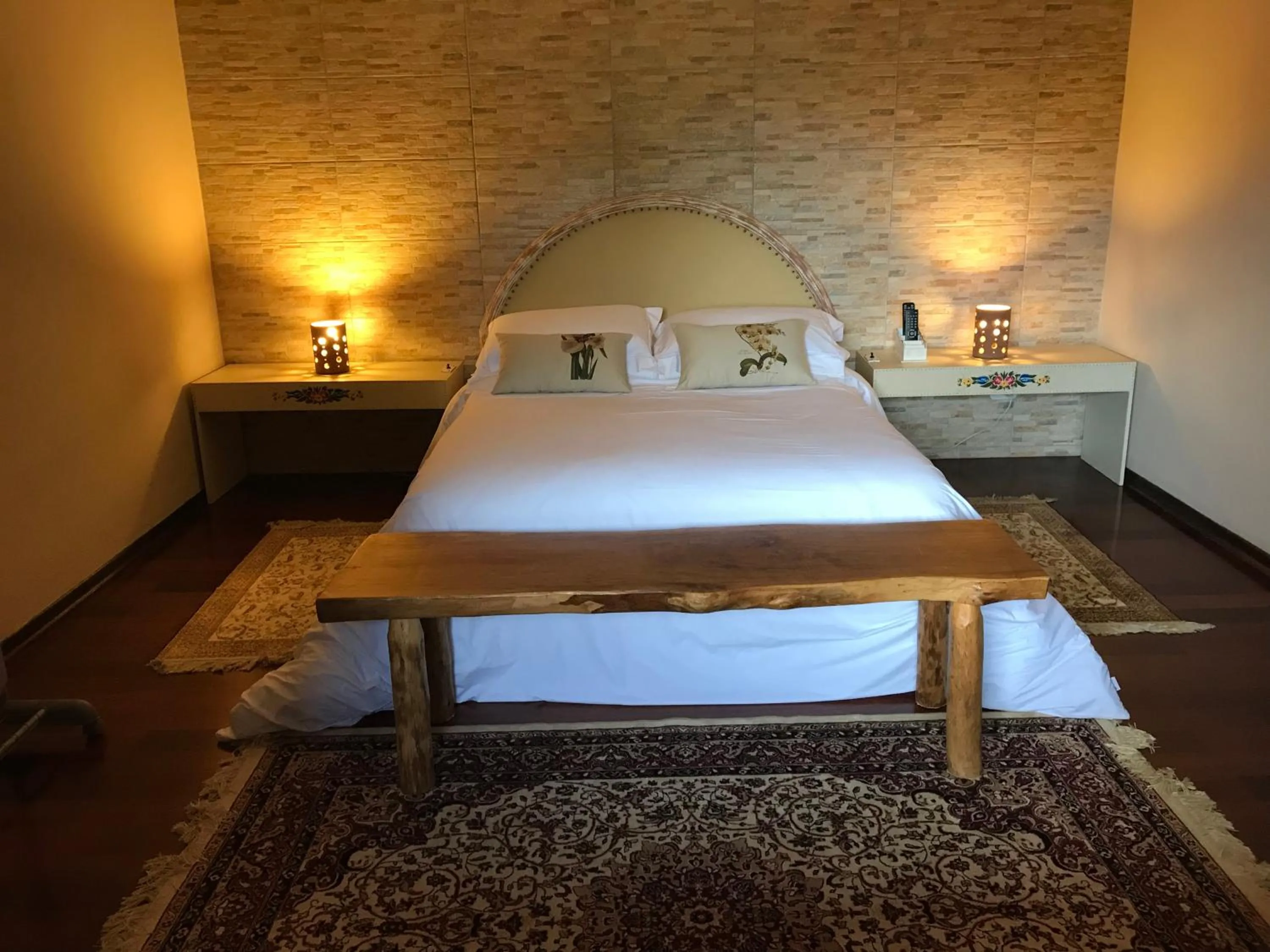 Decorative detail, Bed in Hospedagem Casadalee chalé com piscina privativa aquecida e Apartamento sem piscina